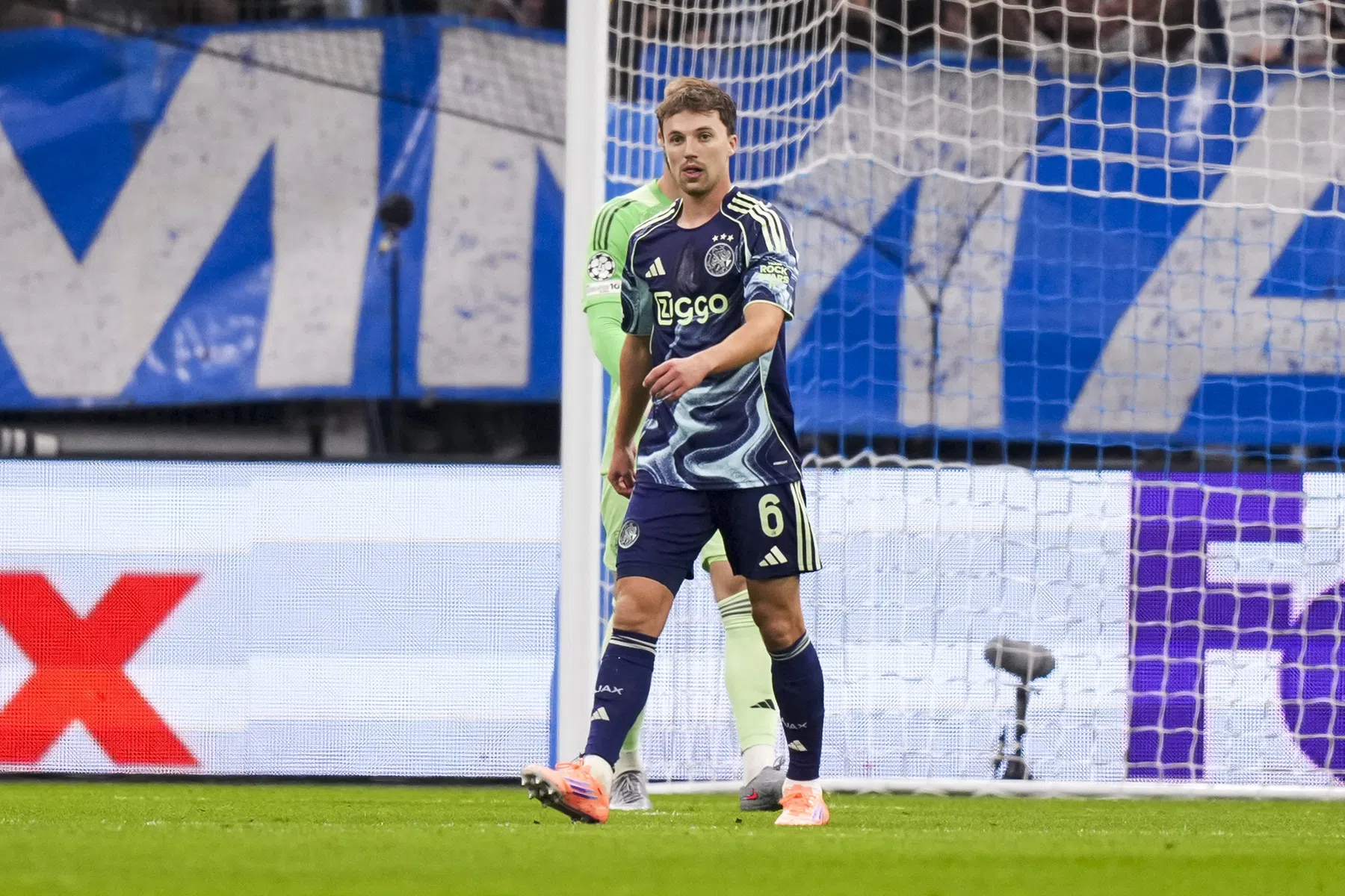 Ook dat nog: vroege aftocht Regeer in rampzalig eerste half uur Ajax