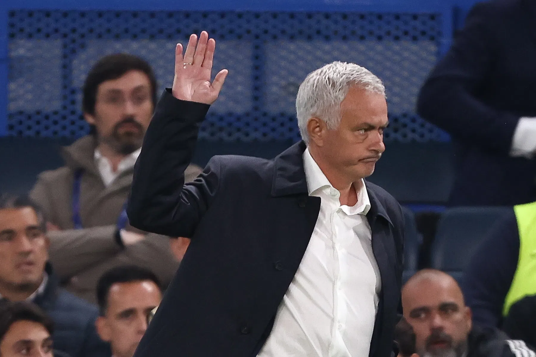 Eigen doelpunt kost Mourinho de kop bij rentree op Stamford Bridge 