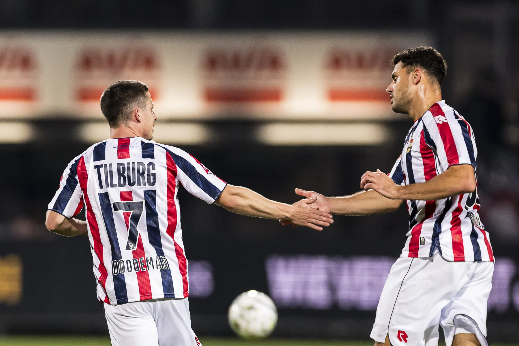 Willem II wint moeizaam, Vitesse boekt tweede zege