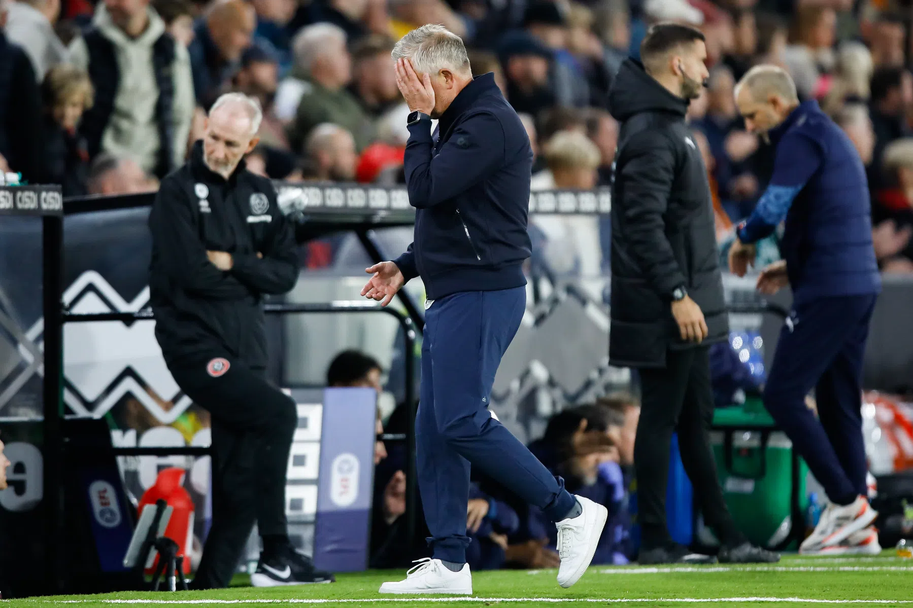 Sheffield United-trainer schiet bal in het gezicht van fan