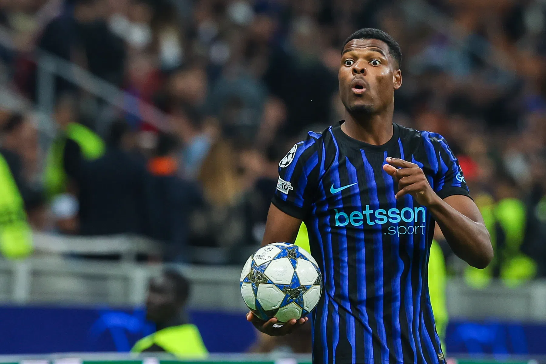 Dumfries krijgt erkenning van UEFA na goal in de Champions League