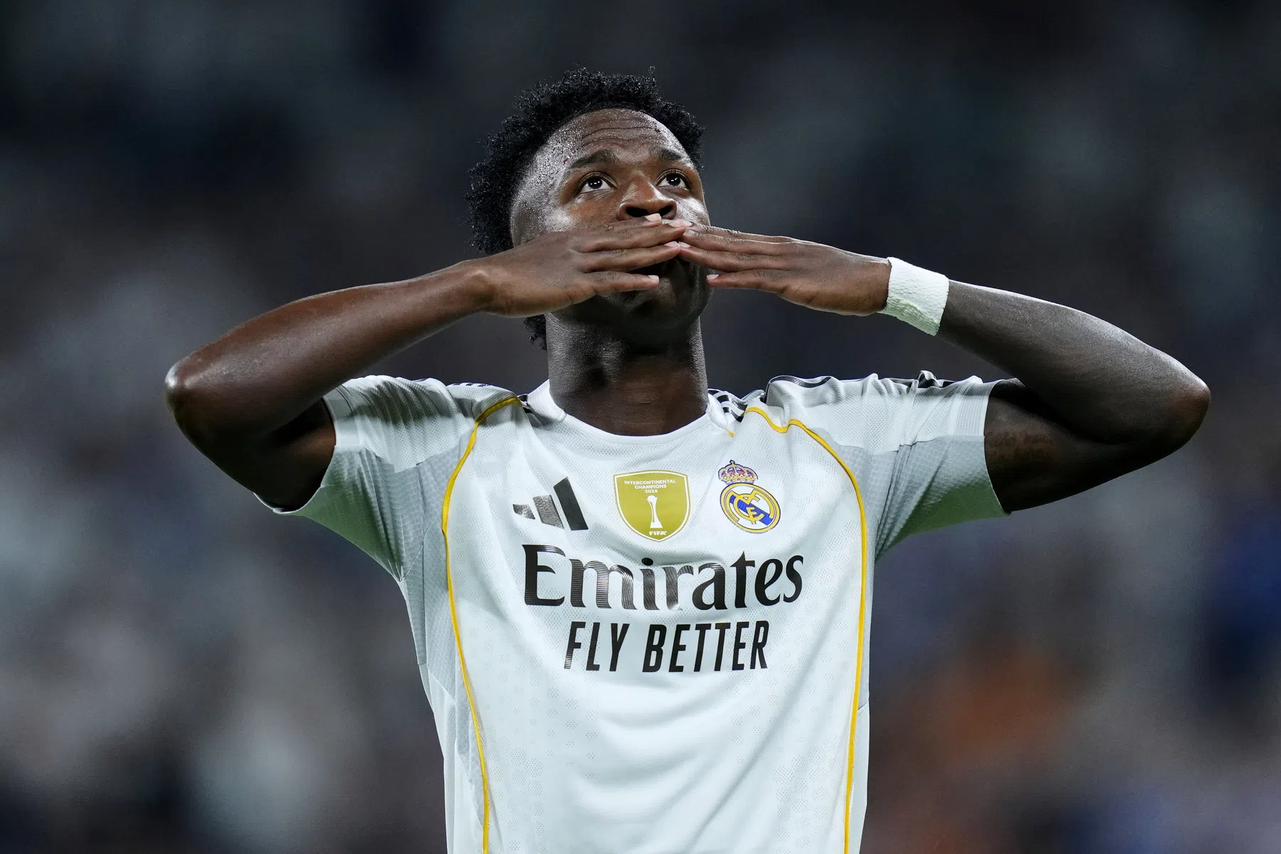 Vinícius helpt Real aan zege tegen scorende Mikautadze