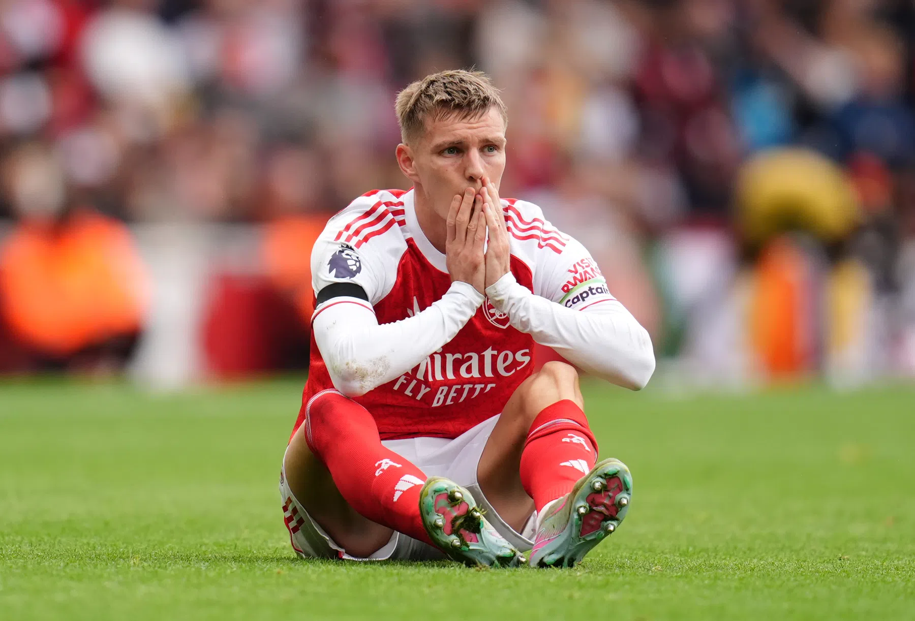 Arsenal grijpt koppositie in Premier League, maar verliest Ødegaard opnieuw