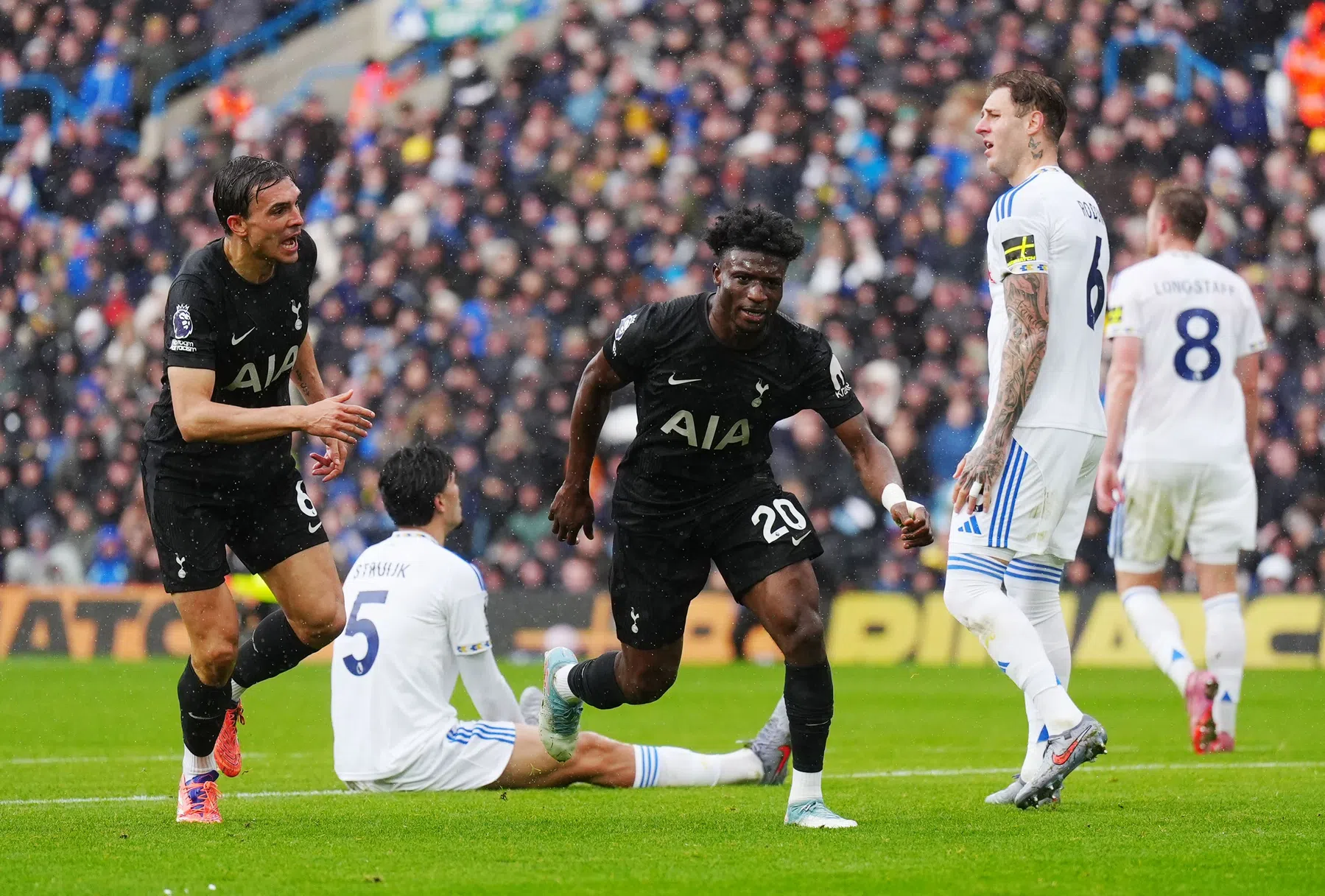 Ongelukkige hoofdrol Struijk bij zege Tottenham Hotspur