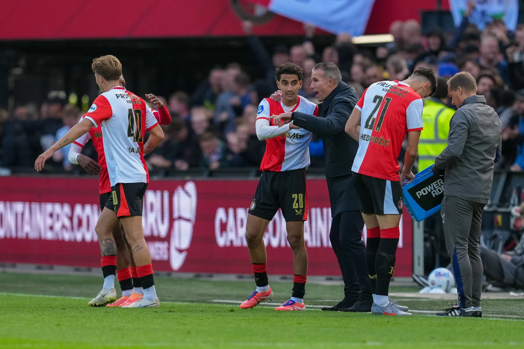 Van Persie verklaart onderonsje met Hake na 3-2 en is lyrisch over Ueda