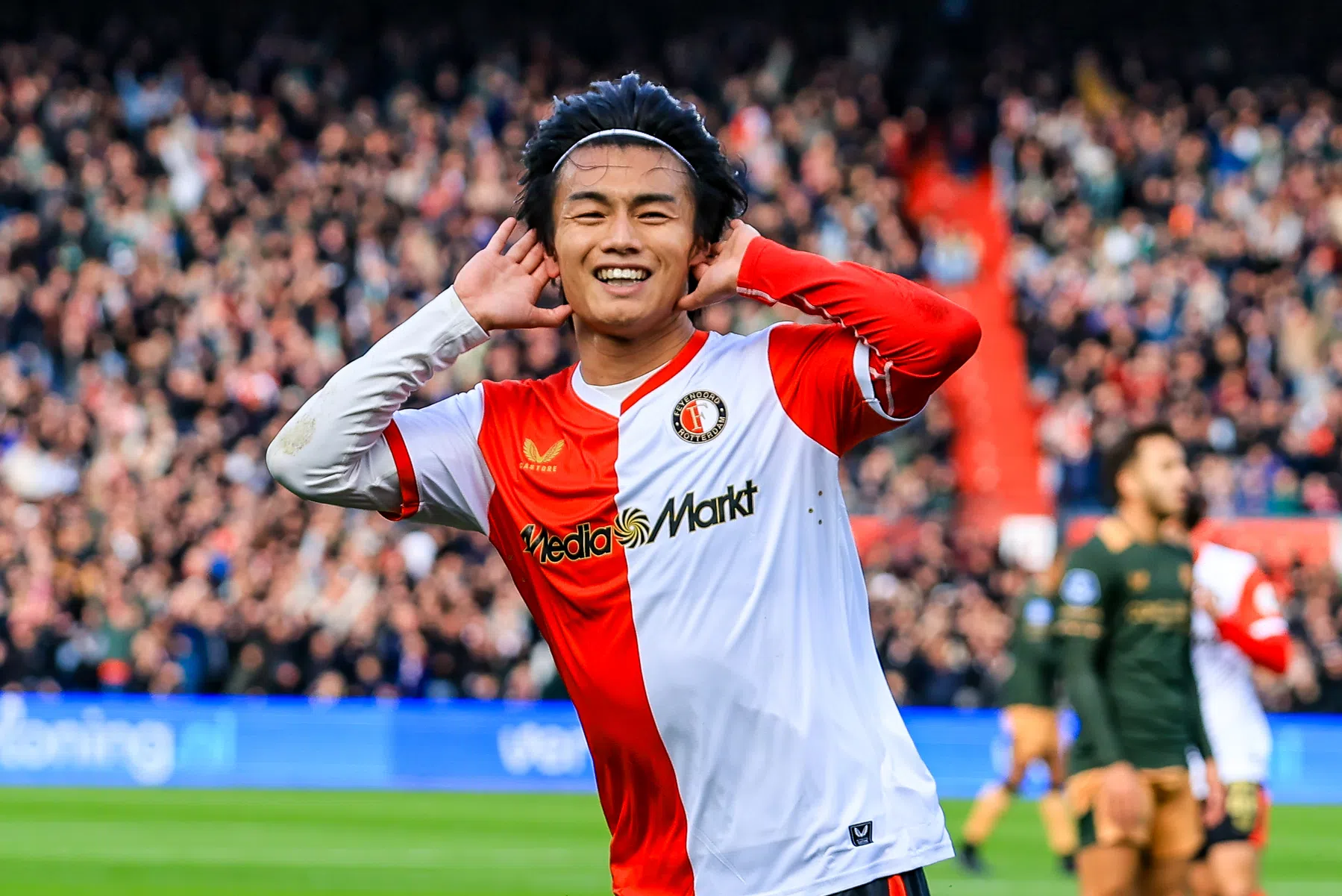 Ueda schiet koploper Feyenoord in slotfase toch nog langs Utrecht
