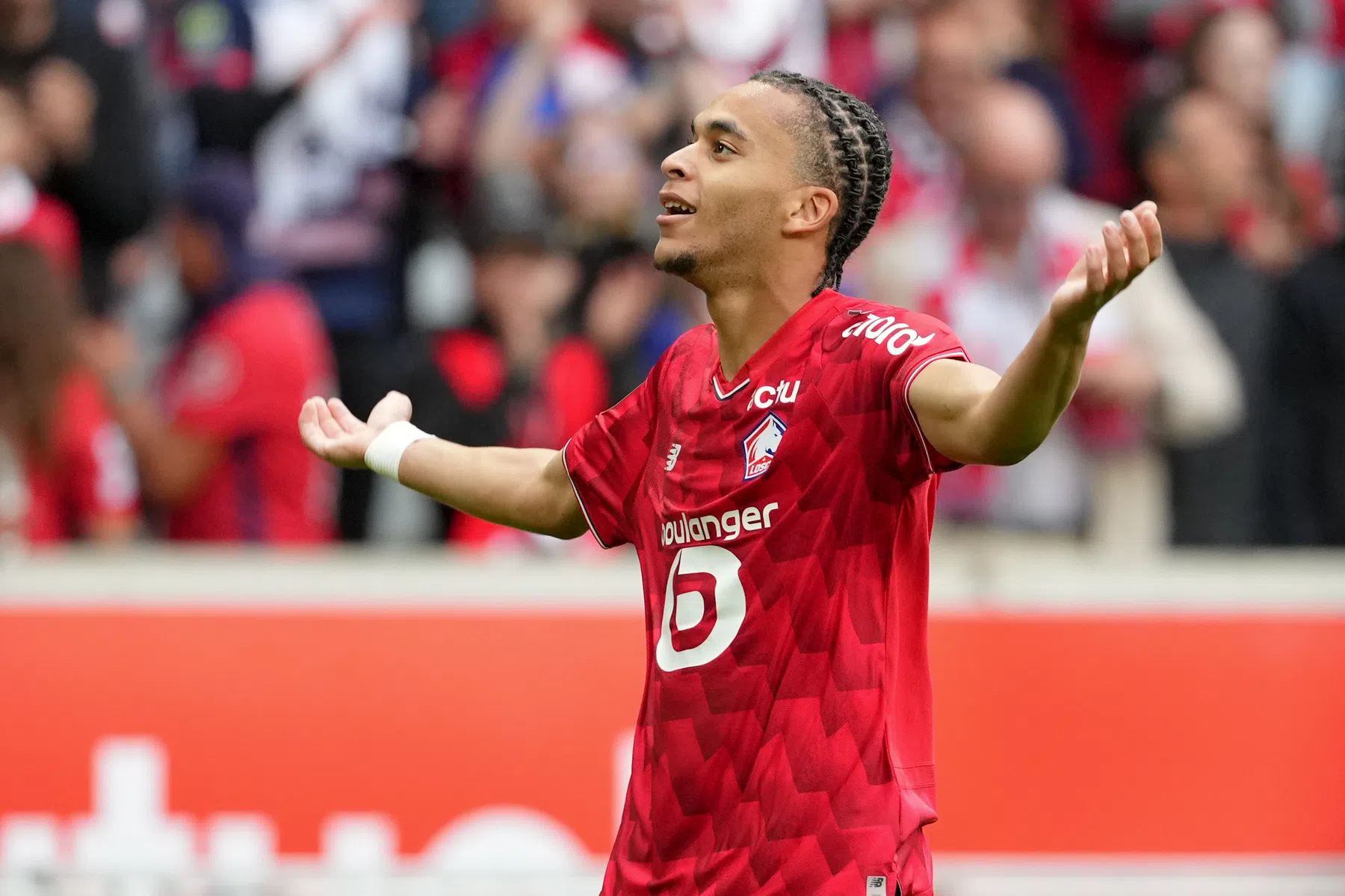 Kylian Mbappé ziet zijn broertje PSG nekken