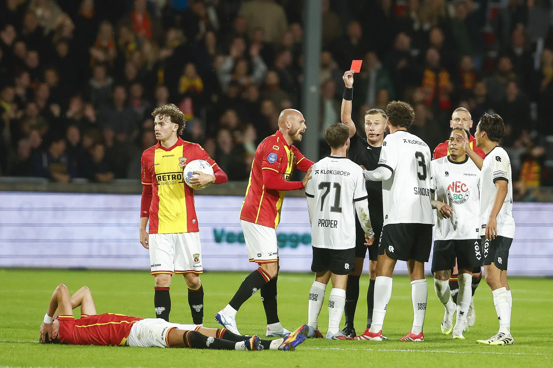 Trainers worden het niet eens over rode kaart bij Go Ahead-NEC