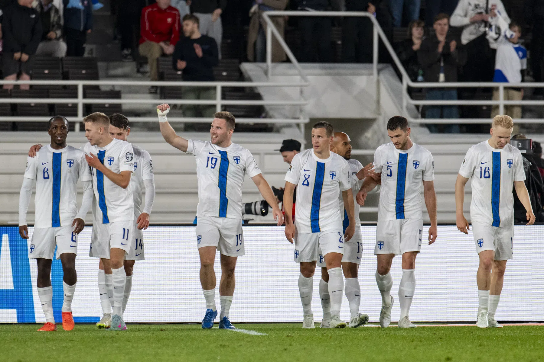 Finland reist met benauwde zege op zak naar Amsterdam