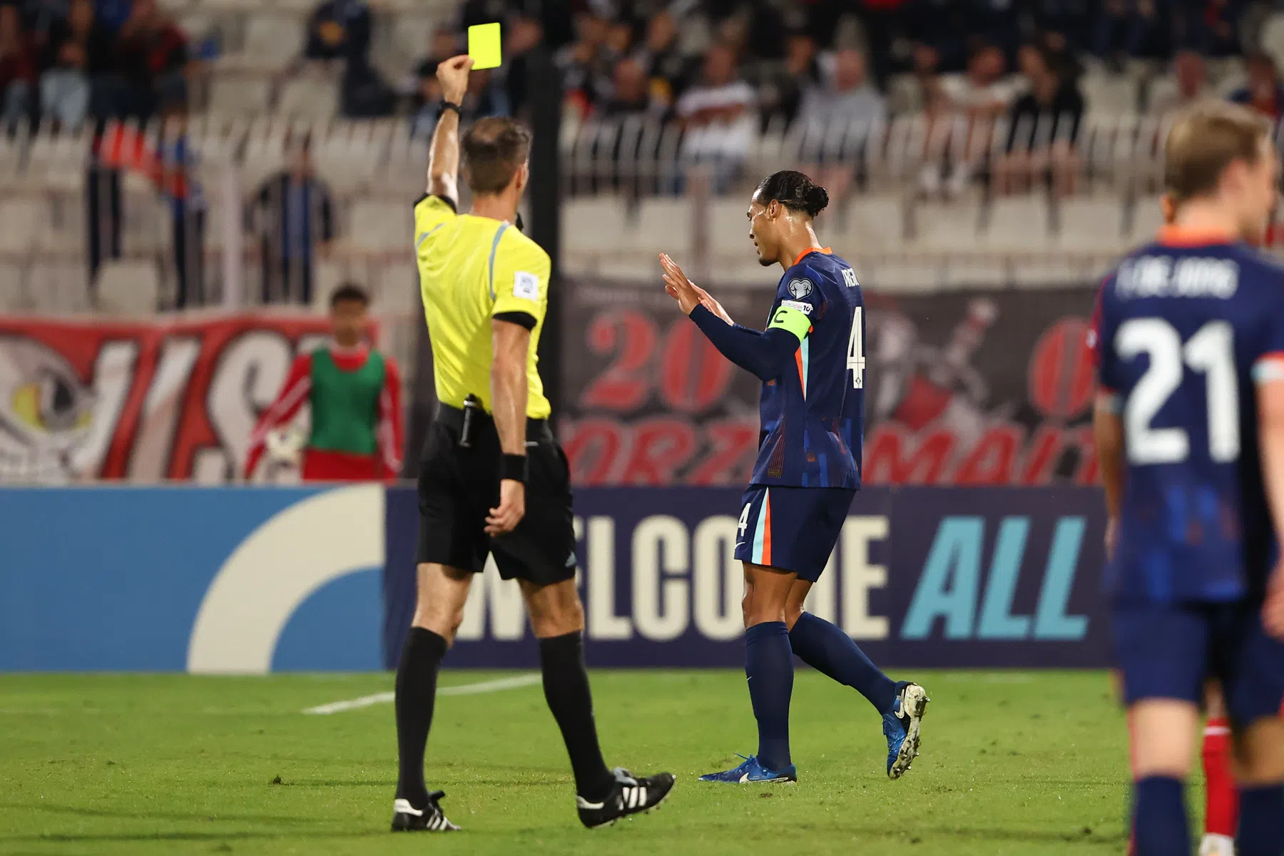 Van Dijk baalt van 'onterechte' gele kaart op Malta: 'Nu sta ik op scherp'