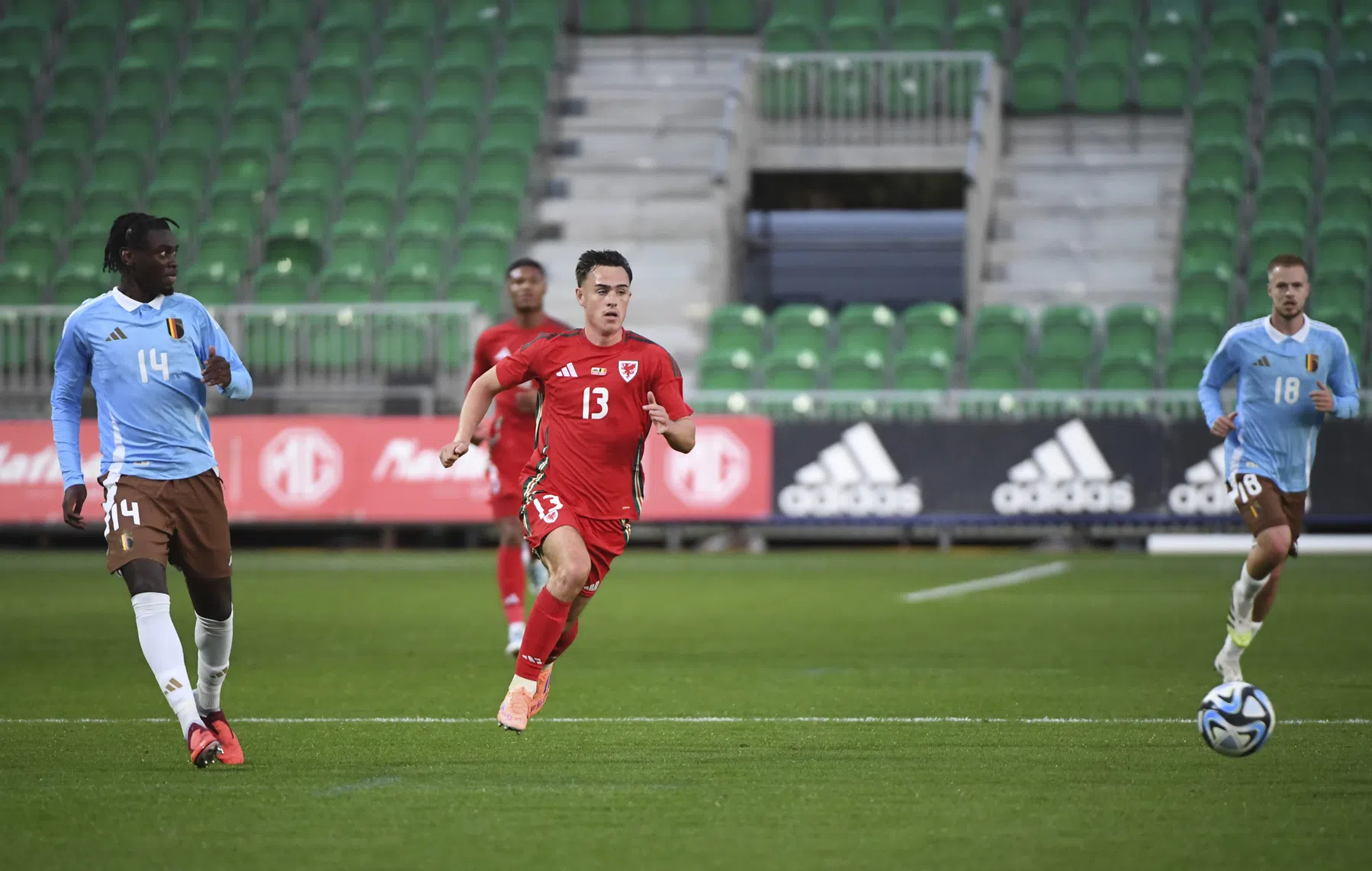 Heitinga krijgt suggestie vanuit Belgie: Mokio blinkt uit als centrumverdediger