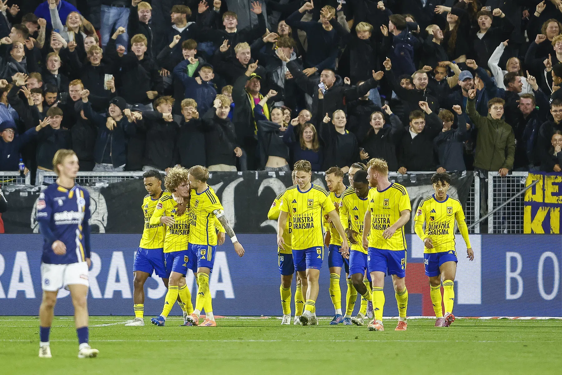 Cambuur pakt koppositie na zuinige zege op tiental De Graafschap