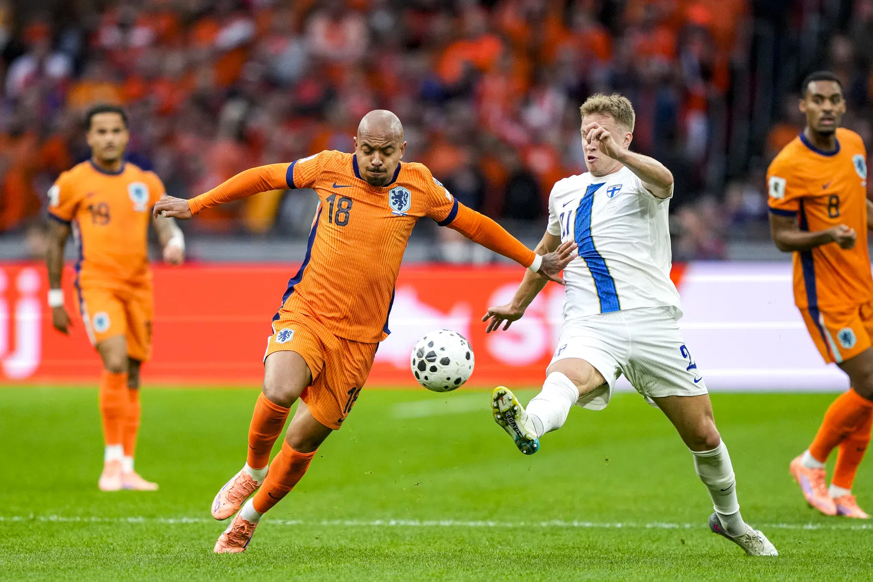 Van Hooijdonk smult van Oranje: 'Qua denkniveau van de buitencategorie'