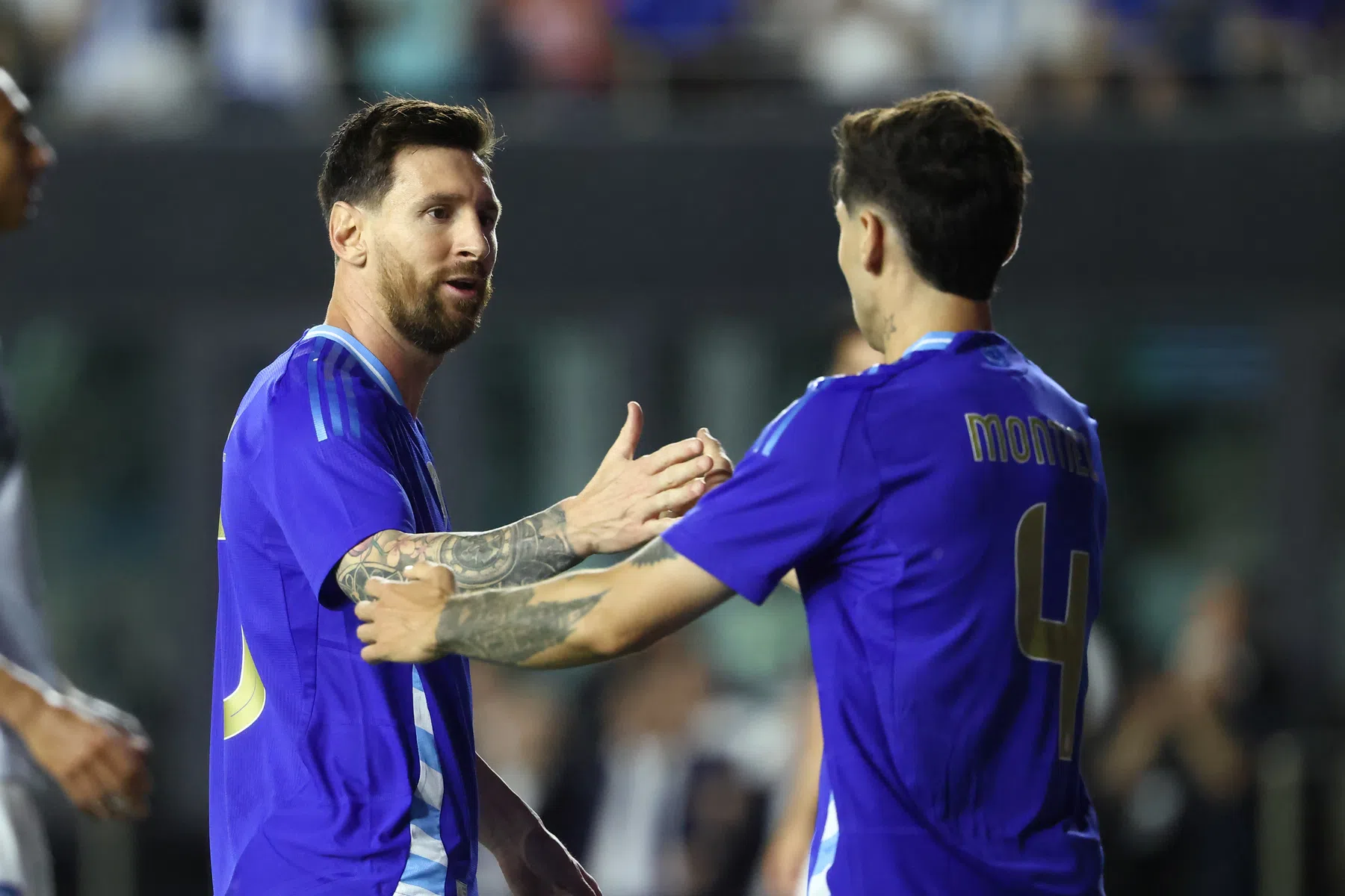 Messi ontneemt Neymar record na dubbelslag voor Argentinië