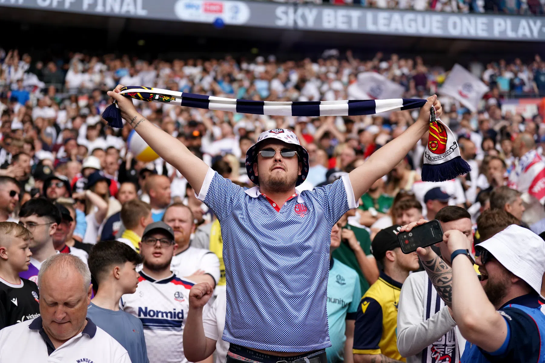 Waanzinnige Engelse beelden: Bolton bezorgt uitfans vreugde-explosie