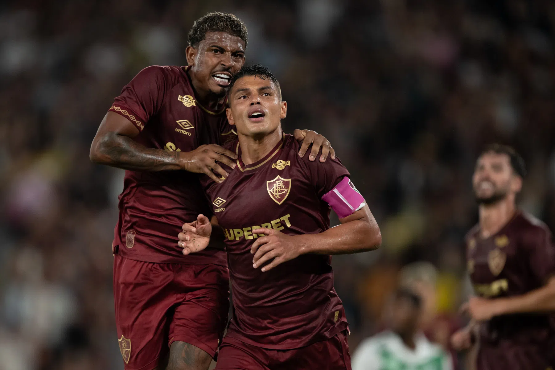 Thiago Silva (41) redt Fluminense met spectaculaire omhaal