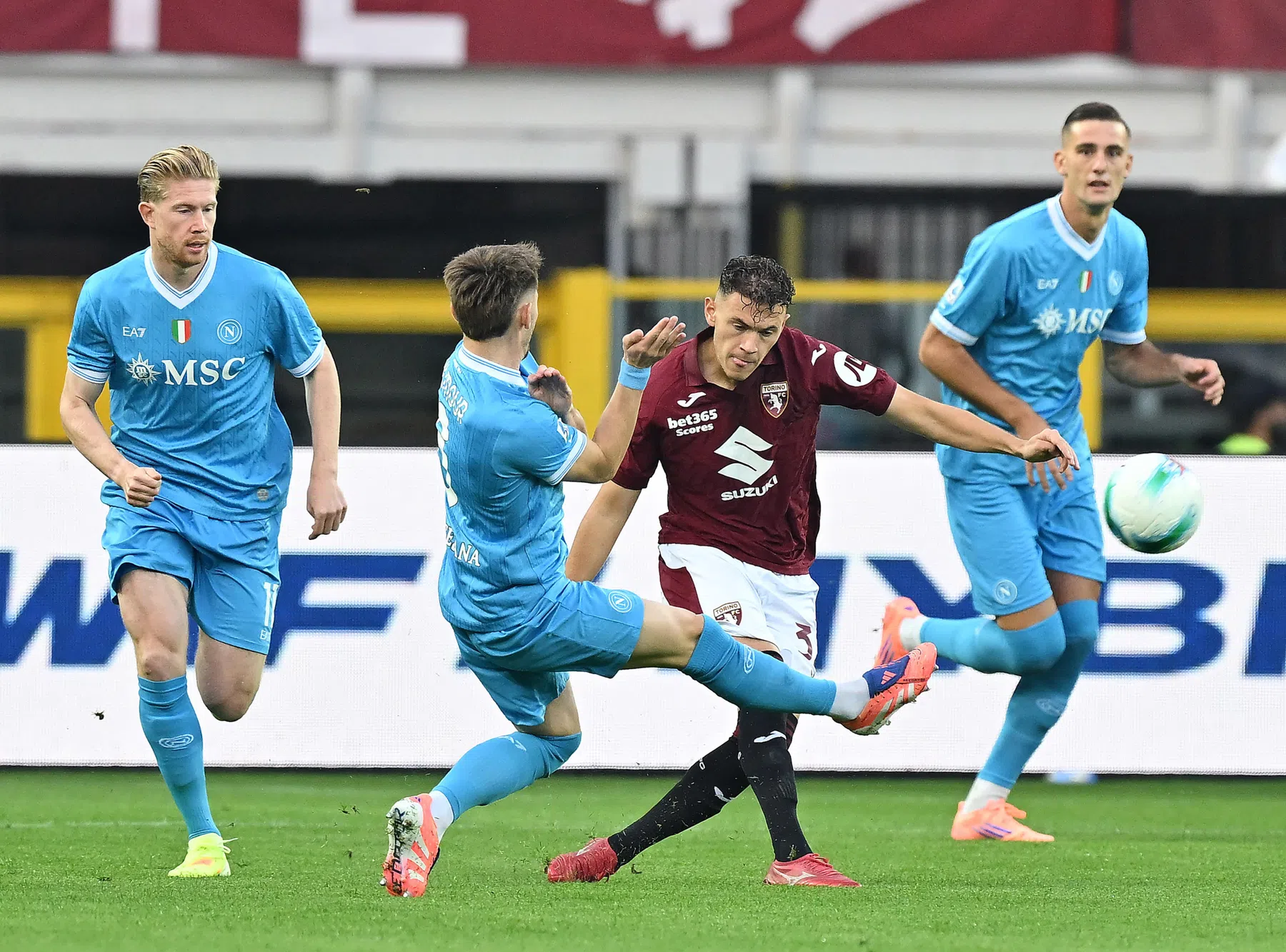 Gehavend Napoli met nederlaag richting PSV na afgekeurde goal Lang