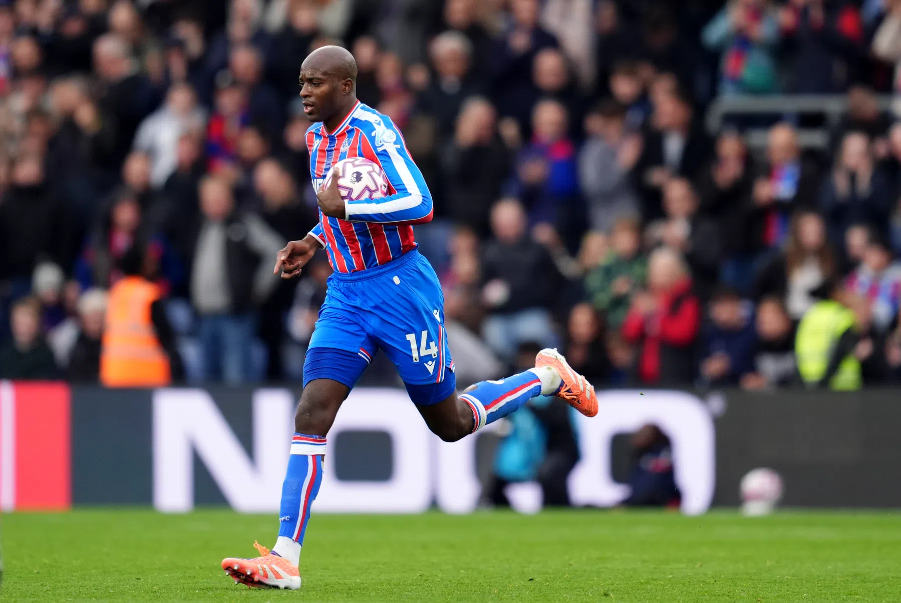Hattrick Mateta houdt Bournemouth van koppositie, kunststukje Woltemade waardeloos