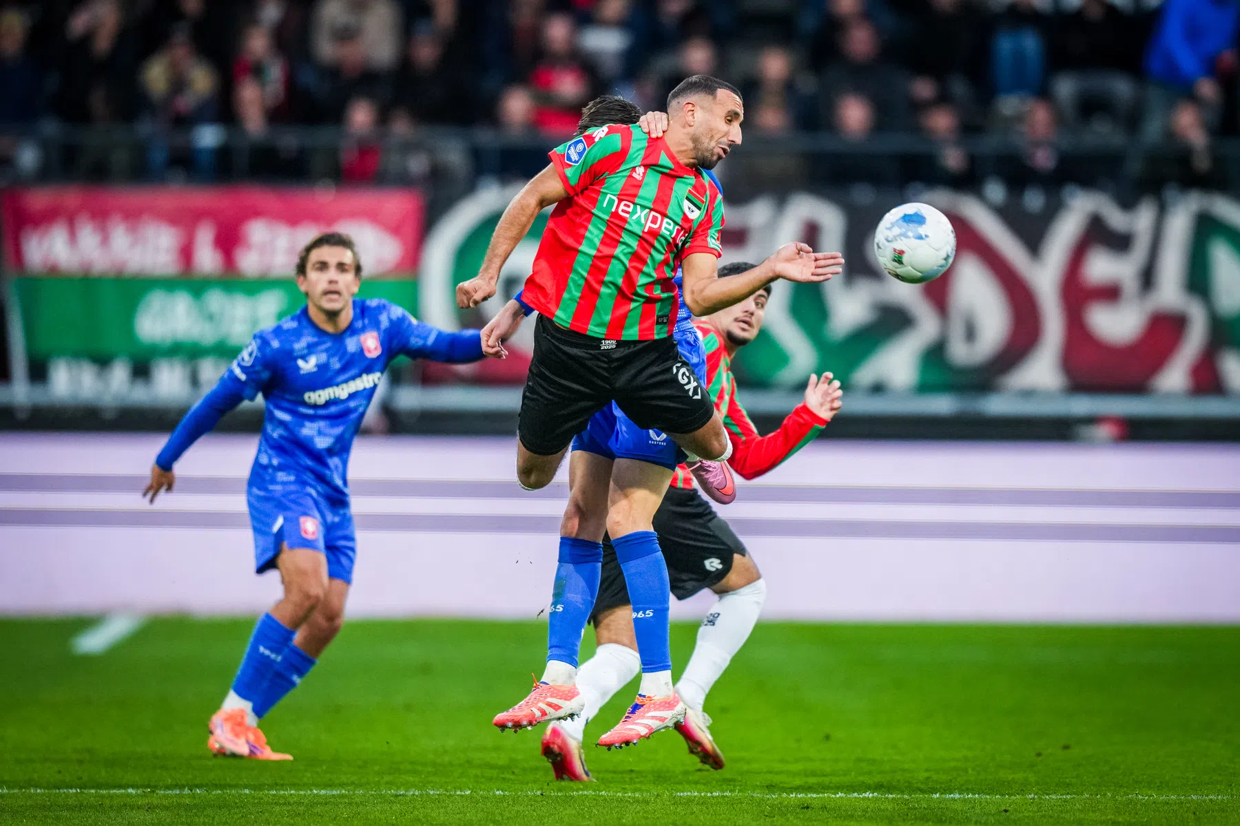 Van den Brom ontsnapt aan eerste verlies met Twente in spektakelstuk tegen NEC