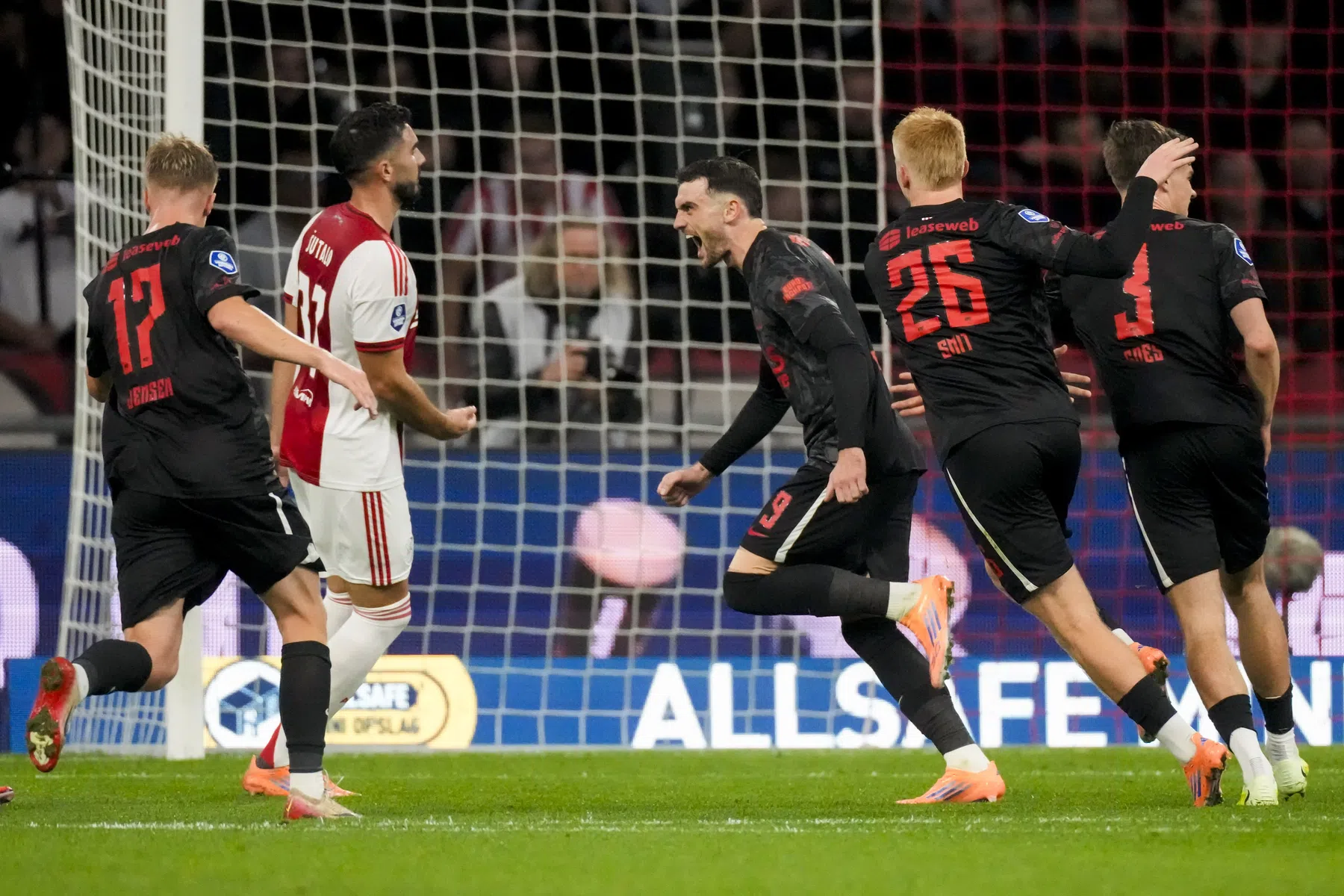 AZ bezorgt Ajax en Heitinga harde dreun met eerste competitienederlaag