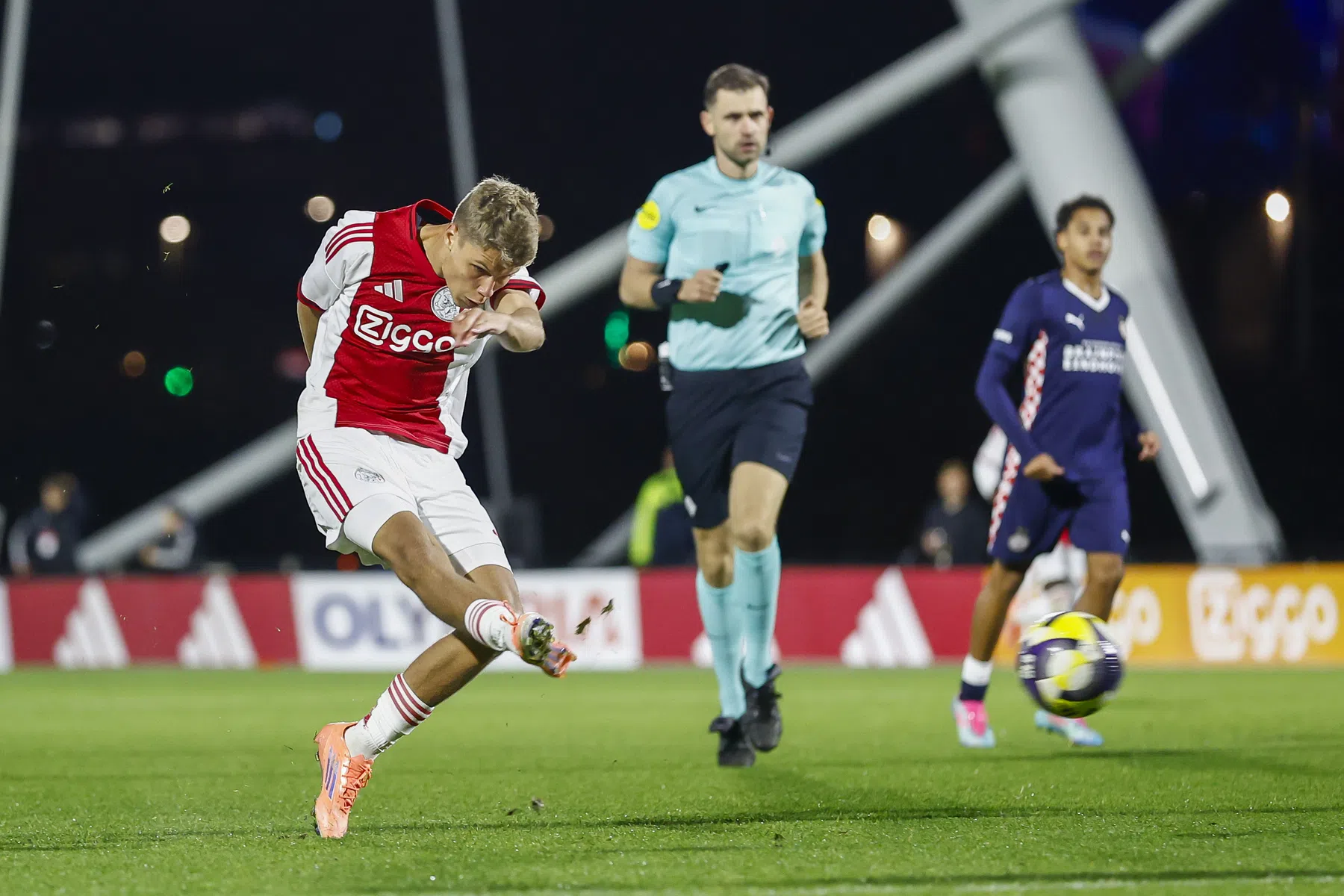 Heitinga ziet Ajax-talent excelleren: 'Daar ben ik kritisch op...'
