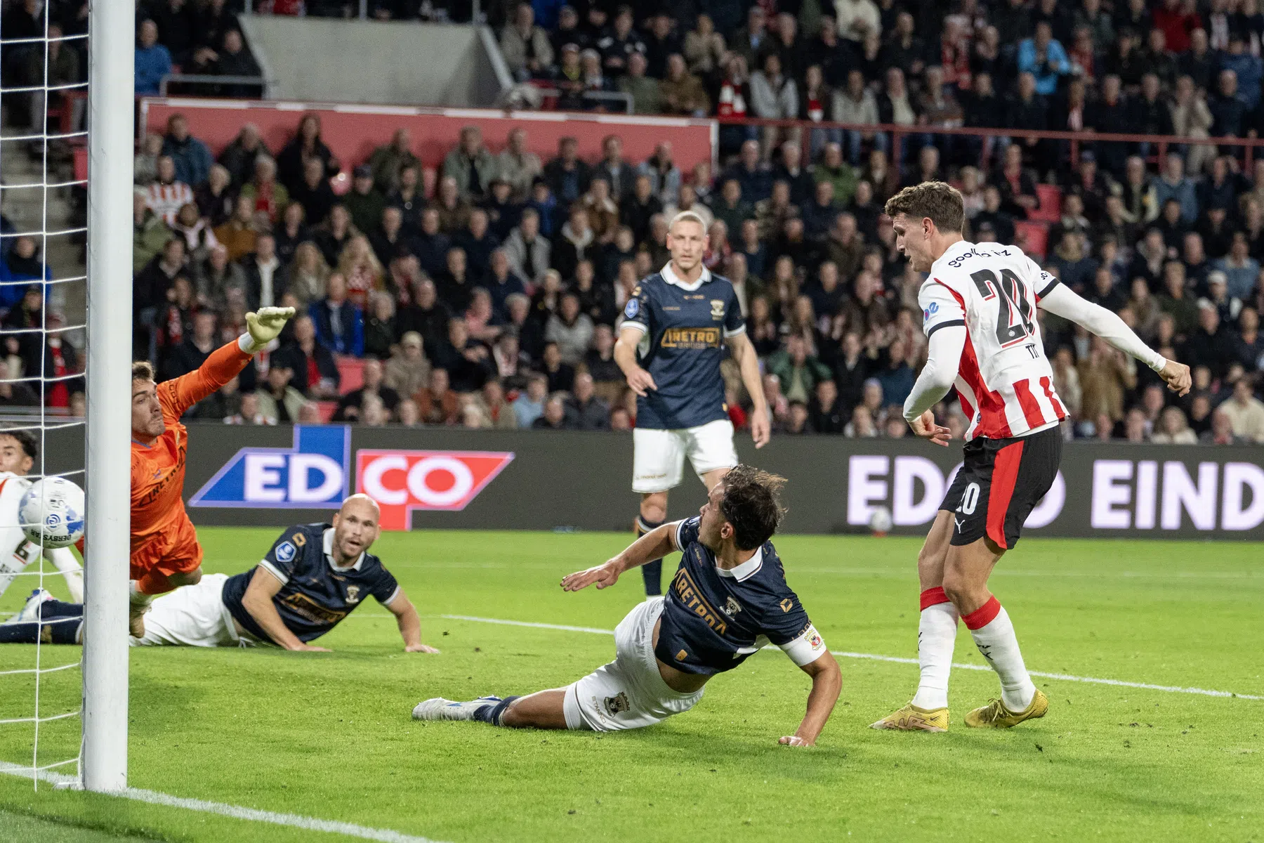 Blunder Gasiorowski wordt PSV niet fataal tegen Go Ahead Eagles