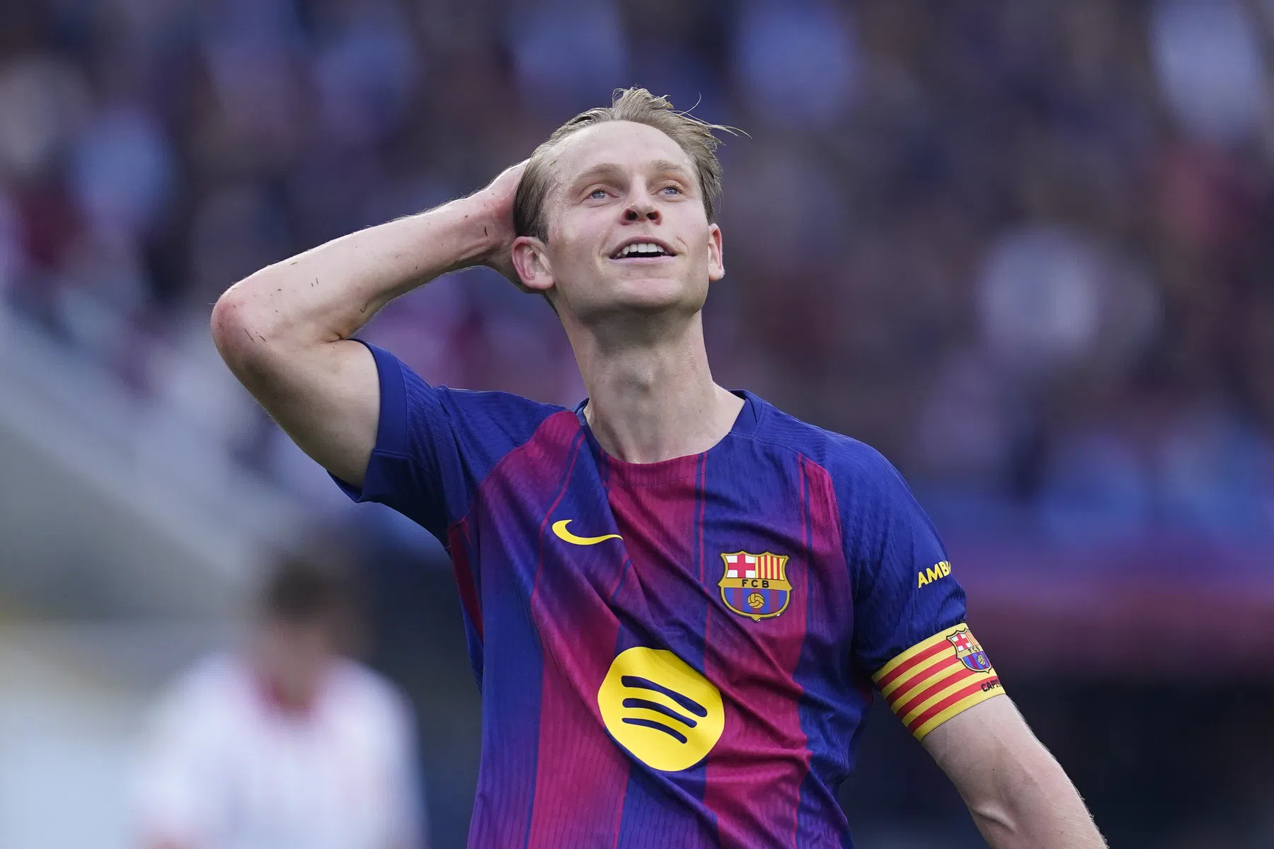 Kwetsbaar Barça ontsnapt dankzij Araújo en De Jong aan nieuwe uitglijder