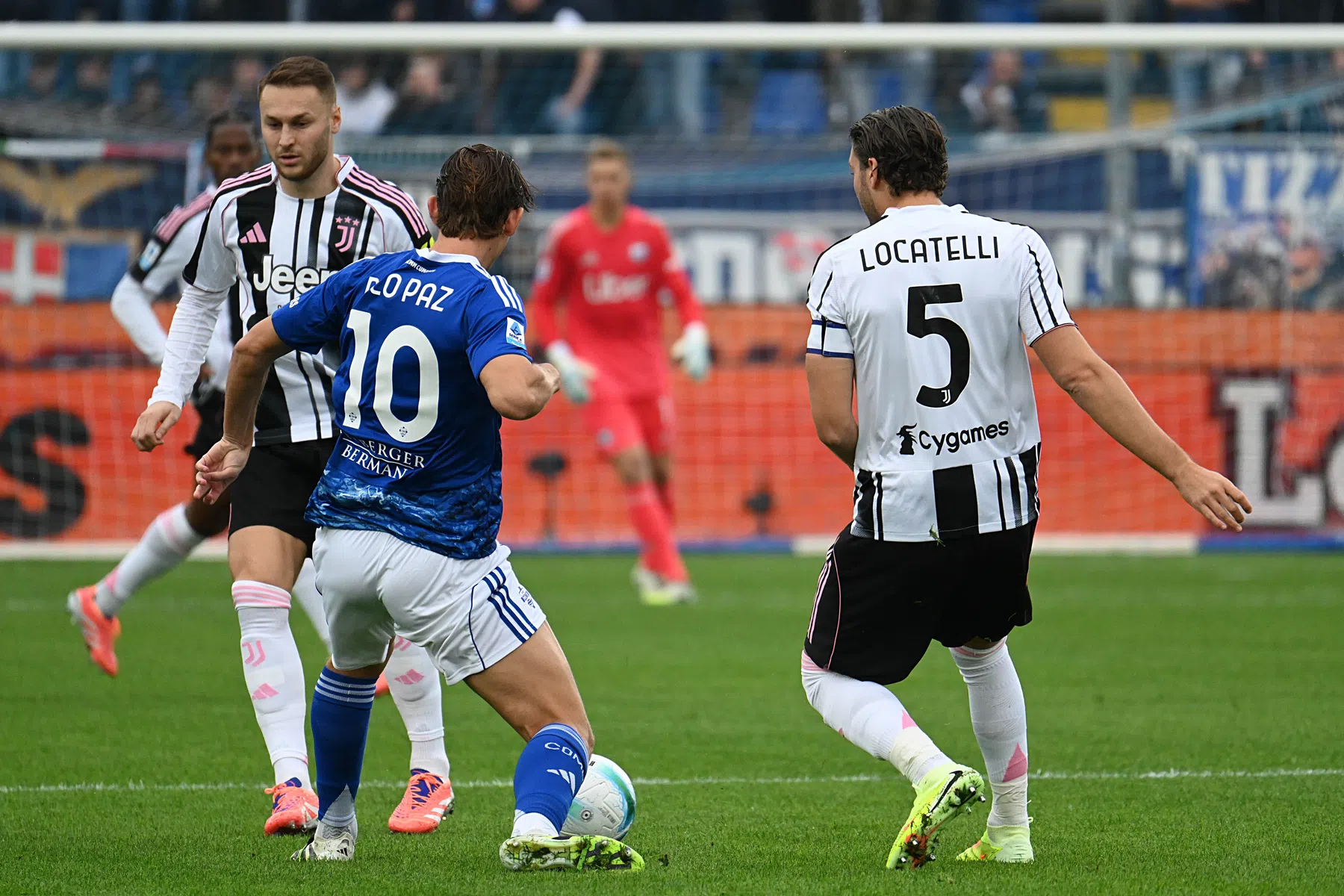 Geniale Paz loodst Como verrassend langs Juventus