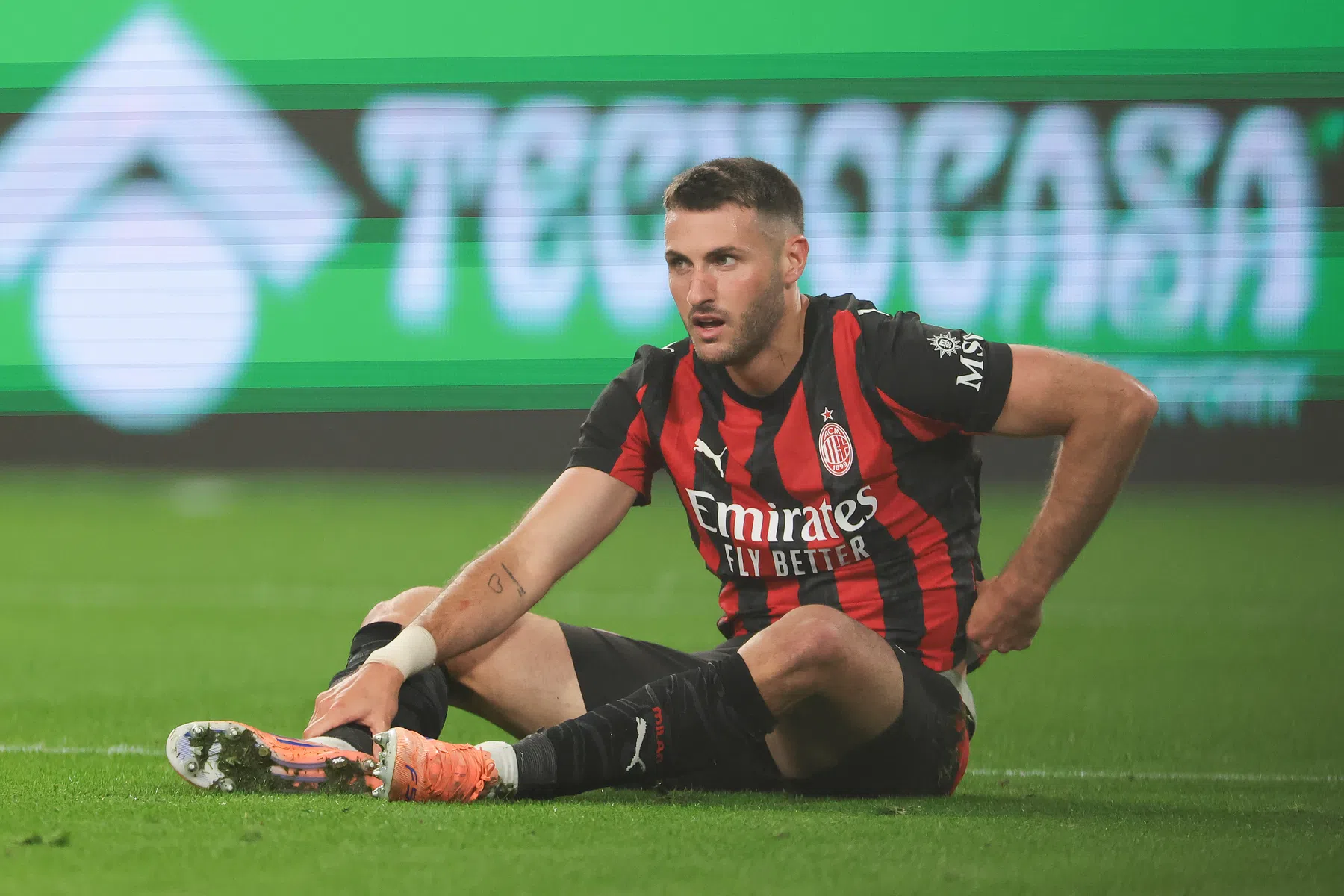 Herkenbaar slimmigheidje Gimenez helpt AC Milan aan koppositie in Italië