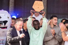 Thumbnail for article: Familietijd, Telstar, Spakenburg en frietkraam: zo creëerde Mitch Apau zijn ideale situatie