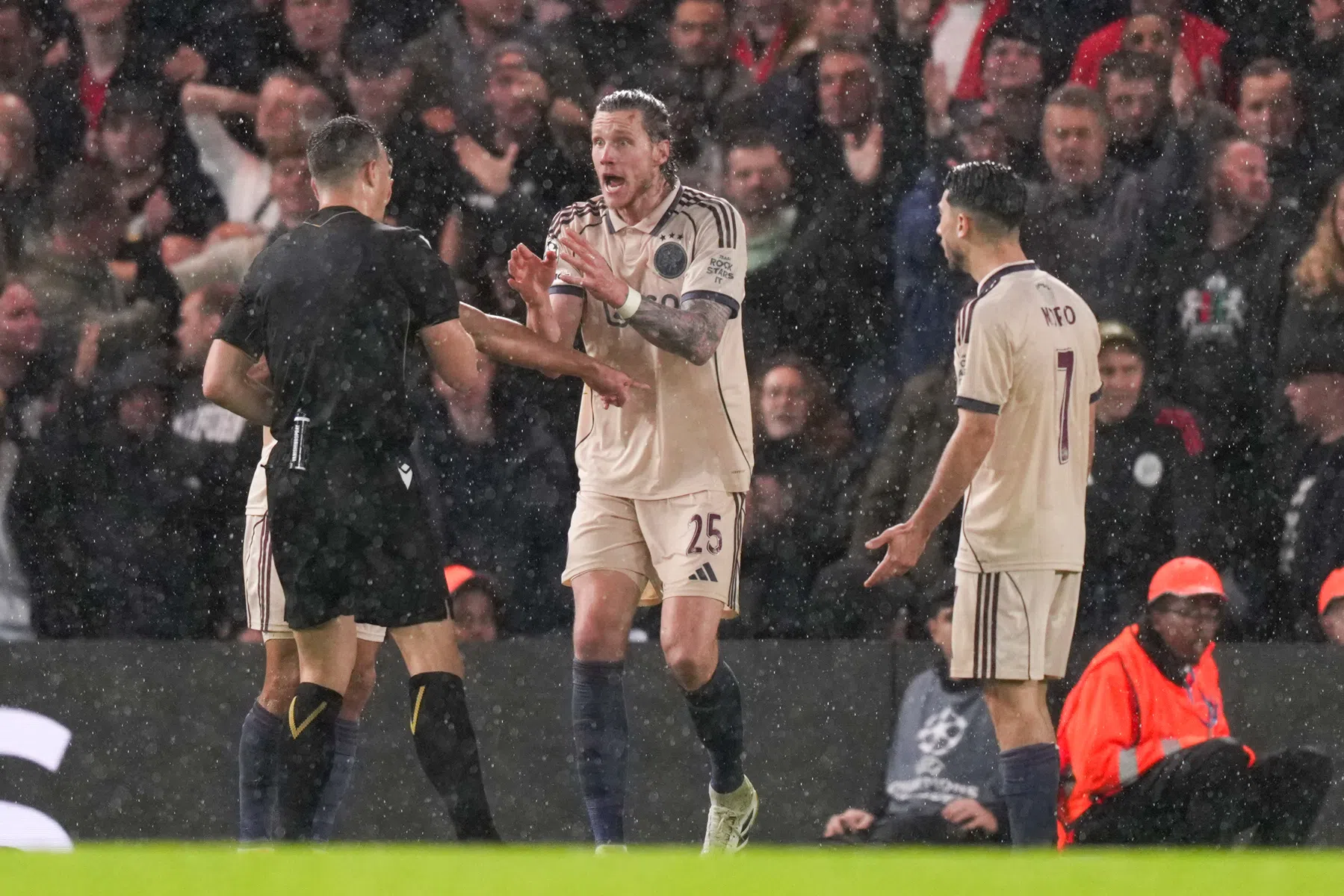 Ajax troosteloos onderaan in Champions League: ook tegen Chelsea gaat alles mis