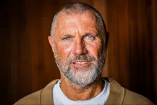 Thumbnail for article: De pijn van John de Wolf: 'Het voelt alsof er tien messen in me worden gestoken'