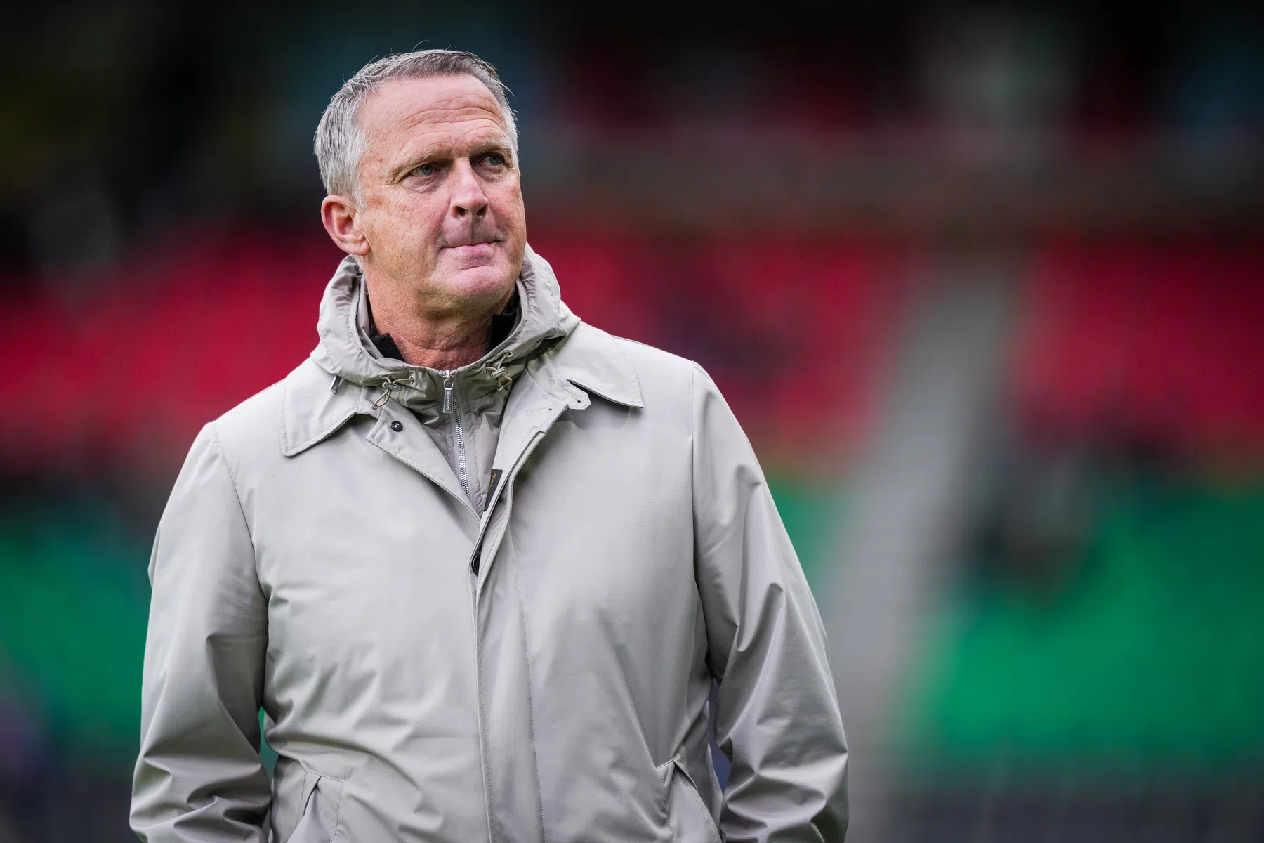 Van den Brom: 'Natuurlijk kijk je met schuin oog naar Ajax tegen AZ en Chelsea'