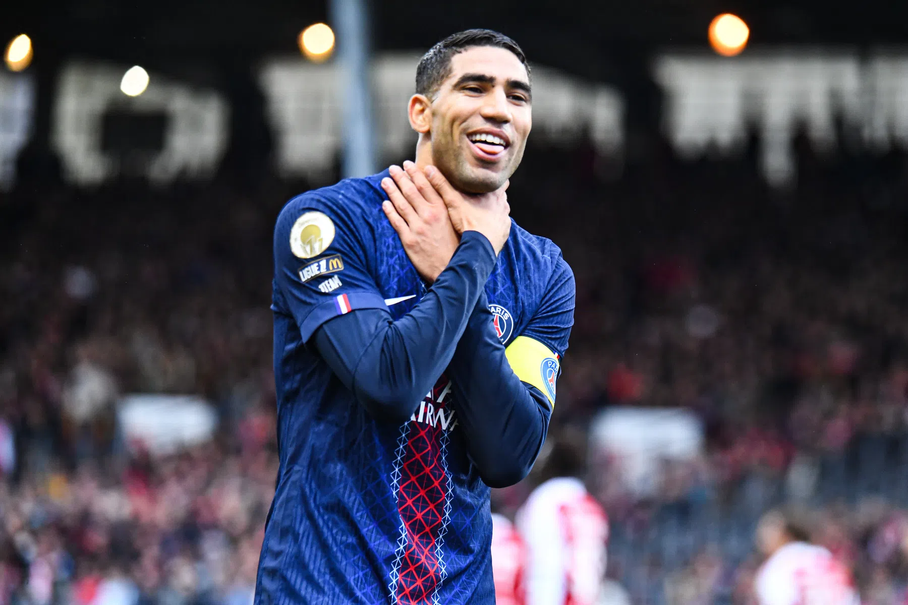Dubbelslag Hakimi brengt Paris Saint-Germain weer aan kop in Frankrijk