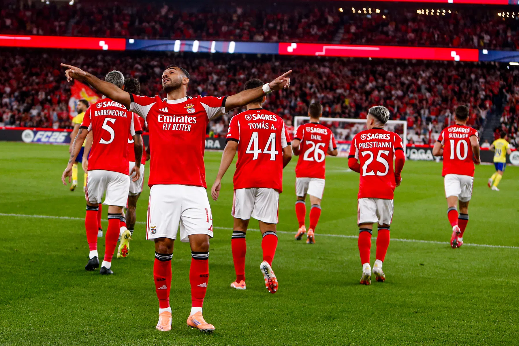 Ontketende Pavlidis schittert opnieuw voor Mourinho's Benfica