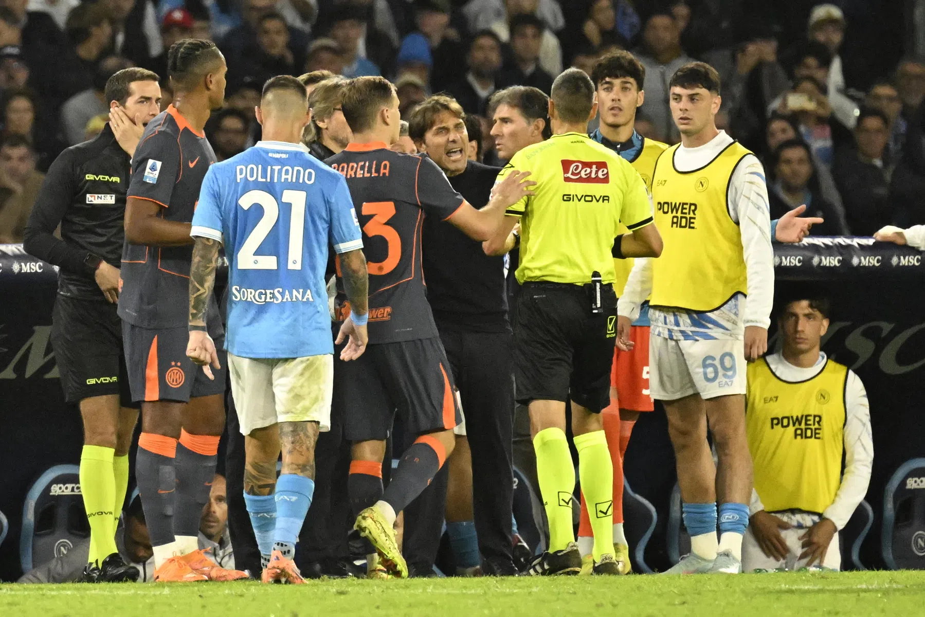 Conte en Chivu reageren op verhit incident bij duel in Napels