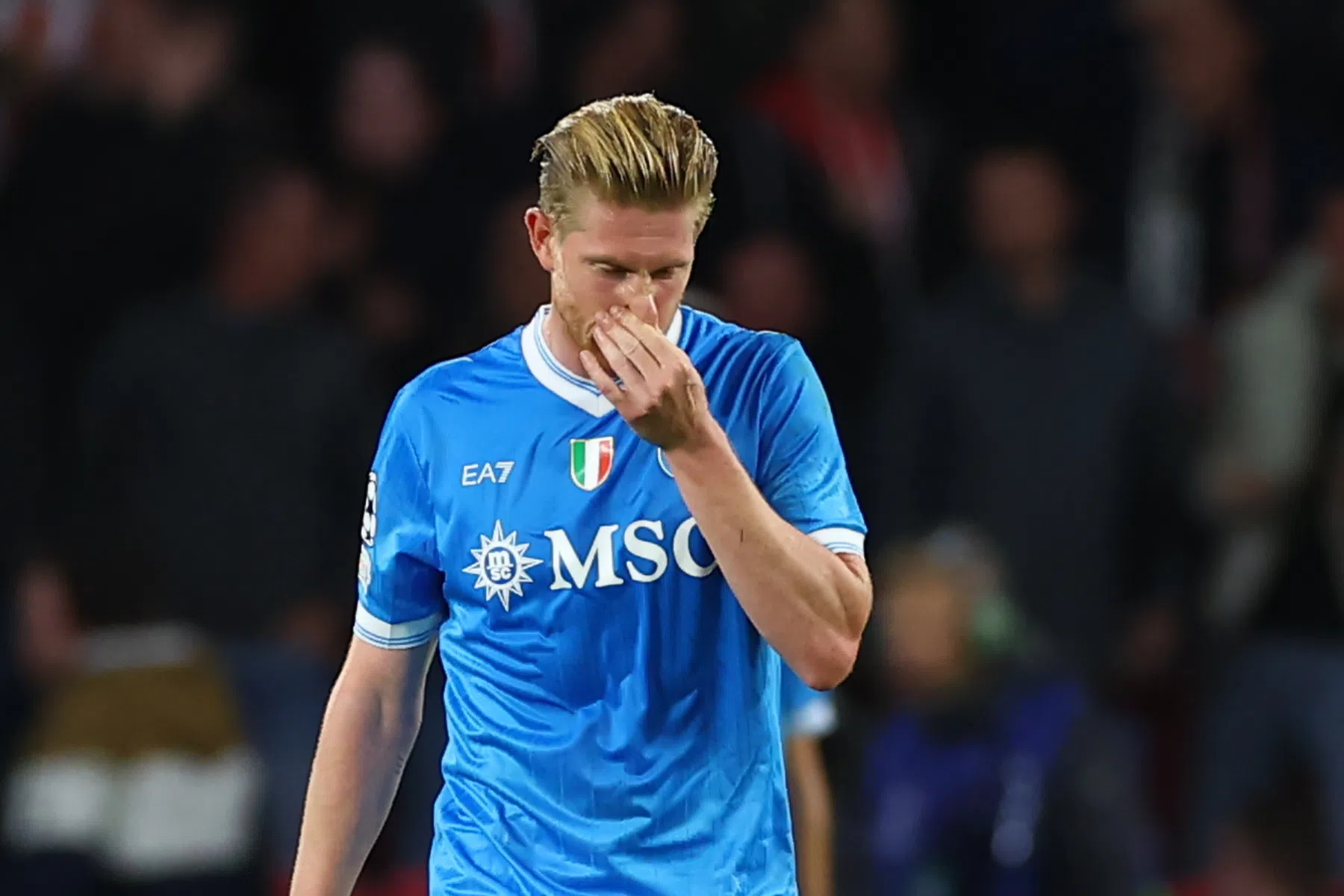 Geblesseerde De Bruyne verlaat veld in tranen na rake strafschop tegen Inter