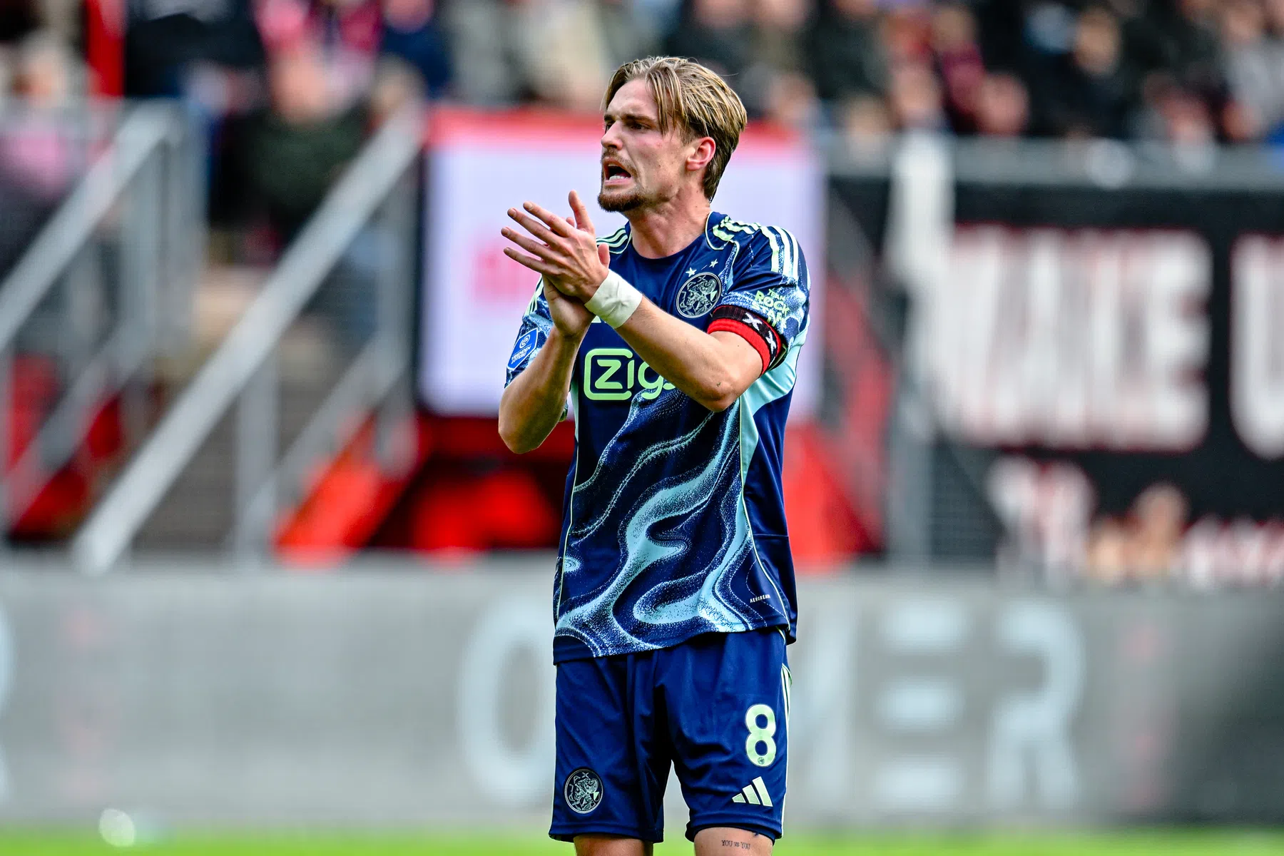 Taylor betuigt na Ajax-zege steun aan trainer Heitinga