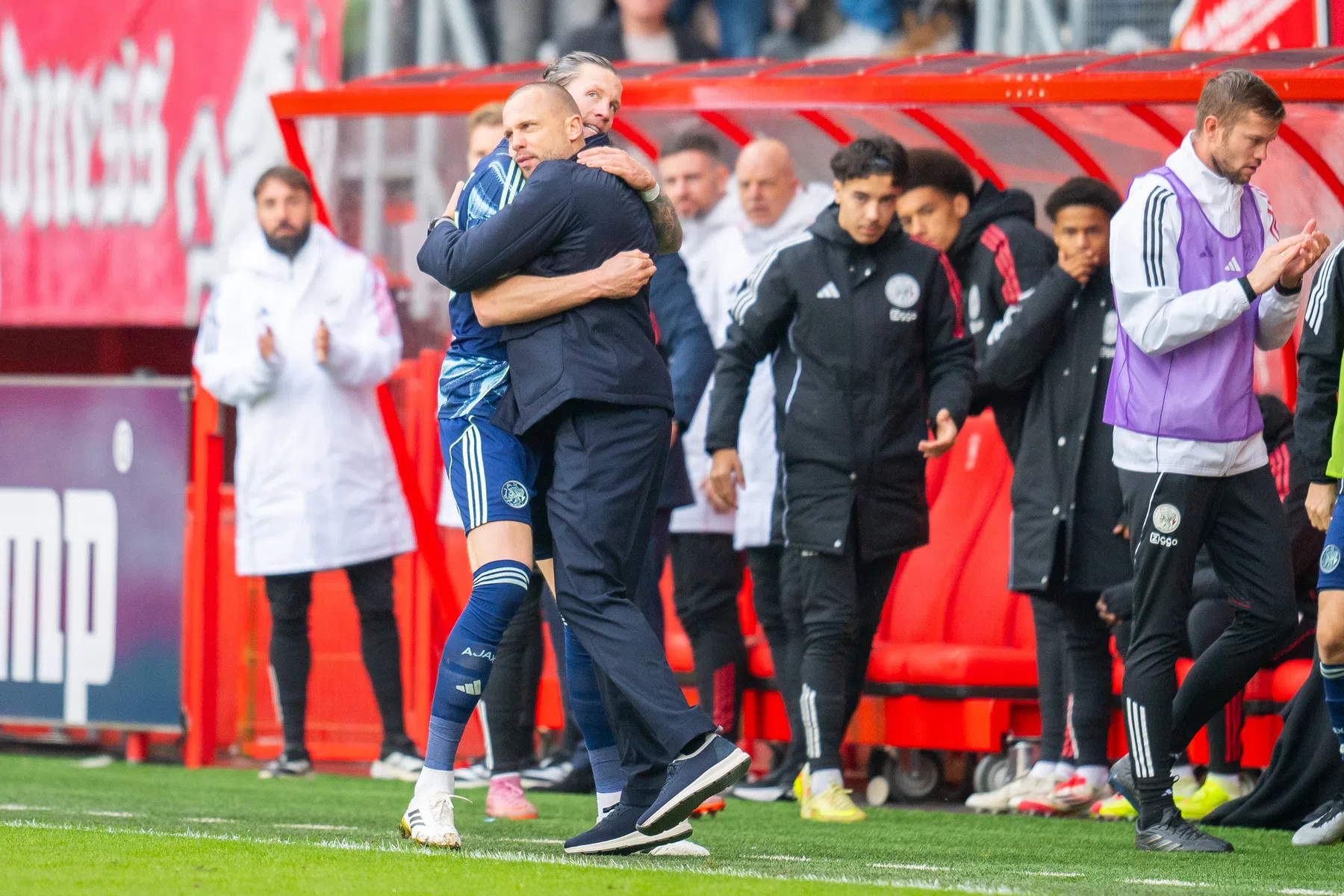 Opleving van zeven minuten redt Ajax bij FC Twente