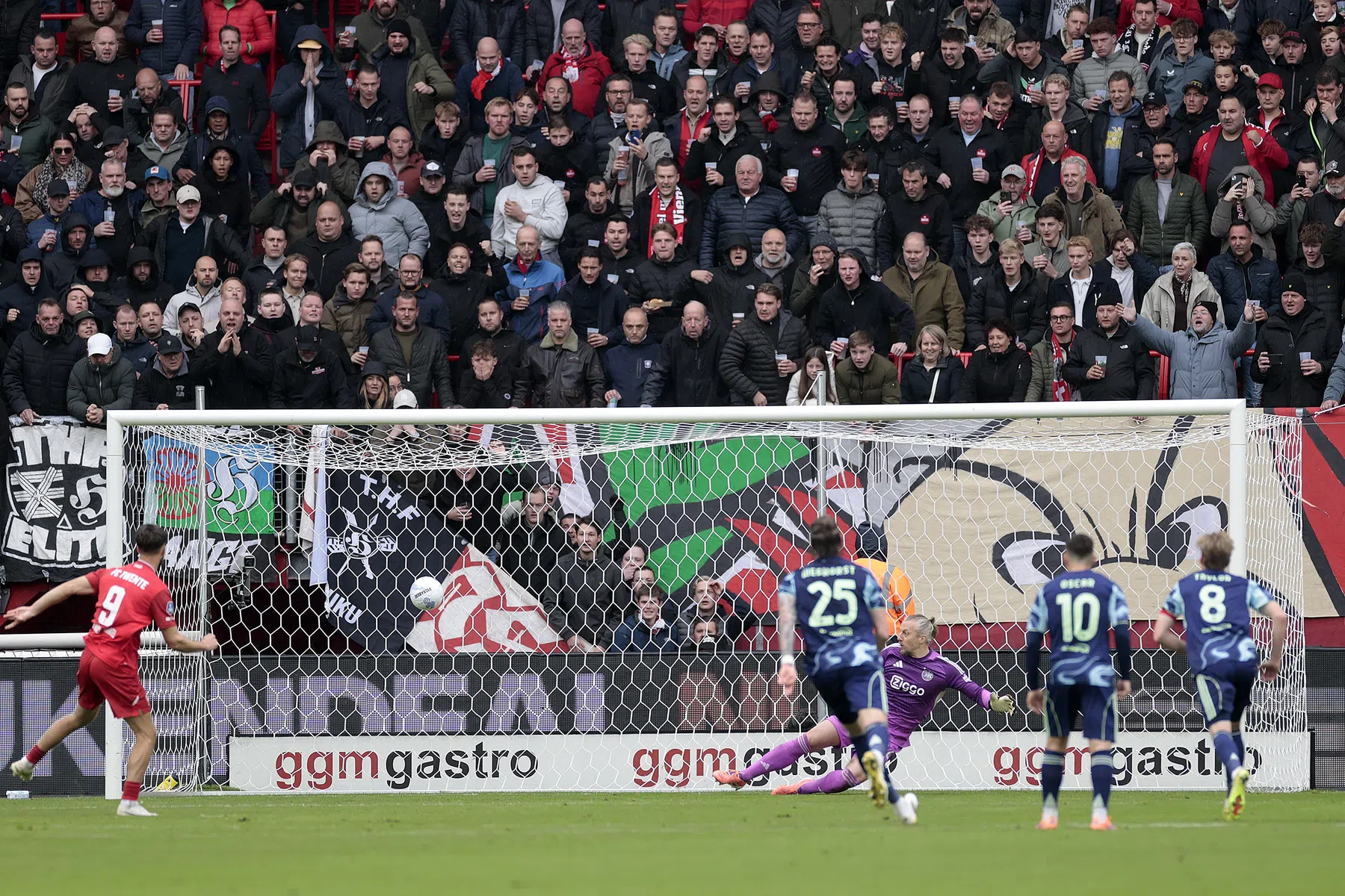 Penaltypechvogel Ajax staat op eenzame hoogte in Eredivisie en Champions League