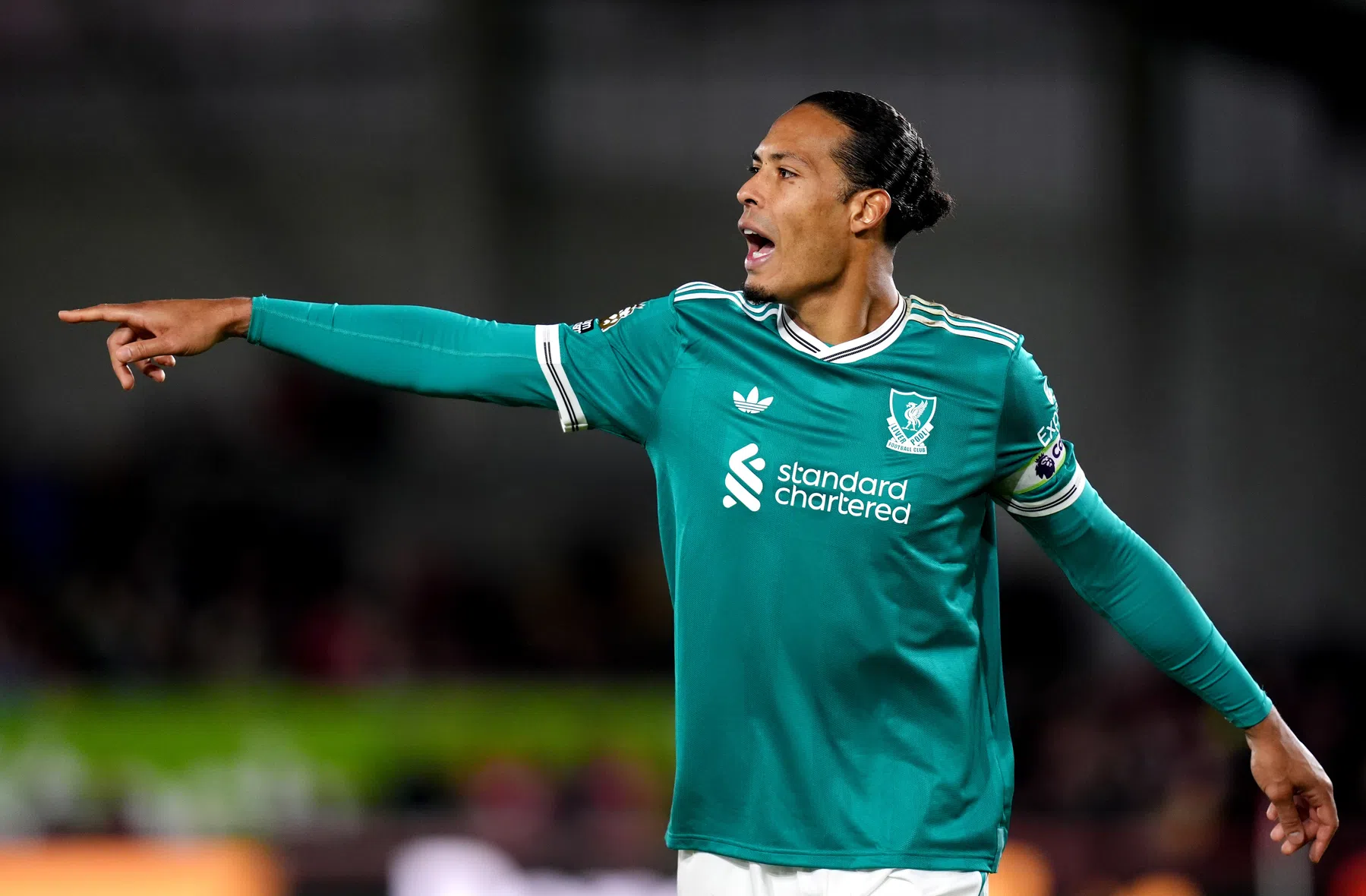 Rooney ziet momenteel geen leider in Van Dijk