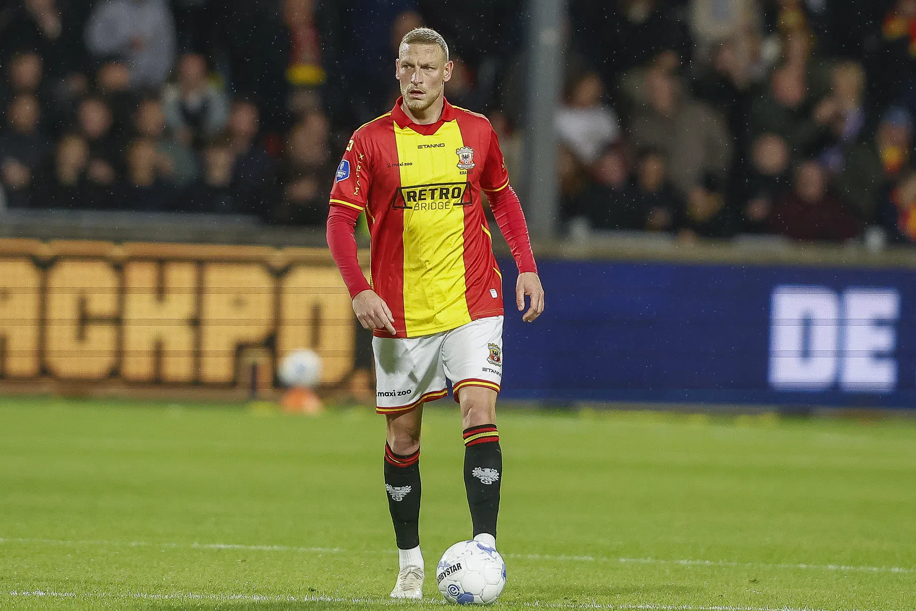 Joris Kramer legt ze uit alle hoeken en standen op de stropdas