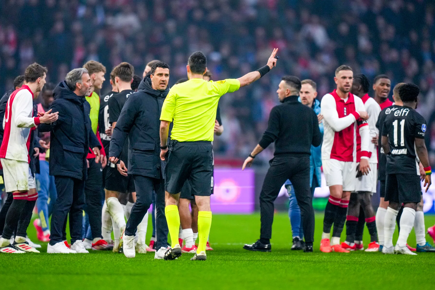 VAR kan binnenkort mogelijk ingrijpen bij tweede gele kaart