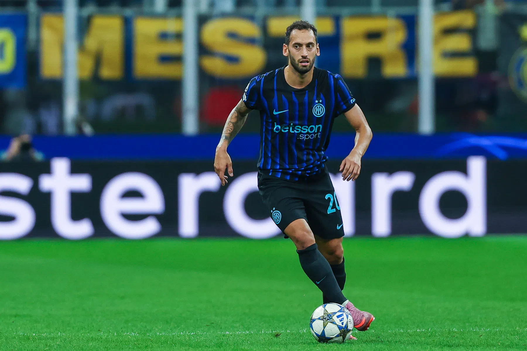 Pegel van Çalhanoglu houdt Inter in spoor van Napoli en Roma