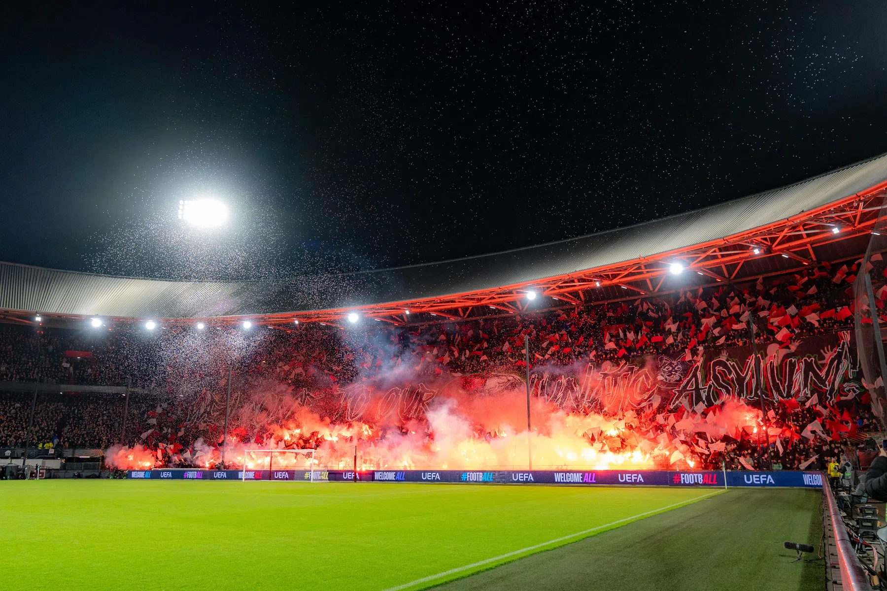 FFeyenoord hard gestraft door UEFA vanwege vuurwerk tegen Panathinaikos