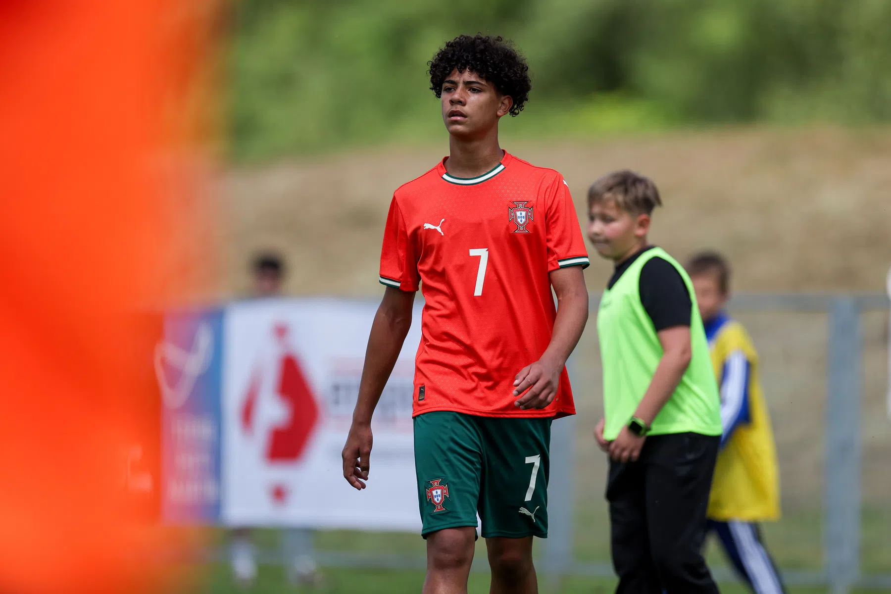Ronaldo Junior (15) showt Lamborghini Urus na Portugal Onder-16 debuut