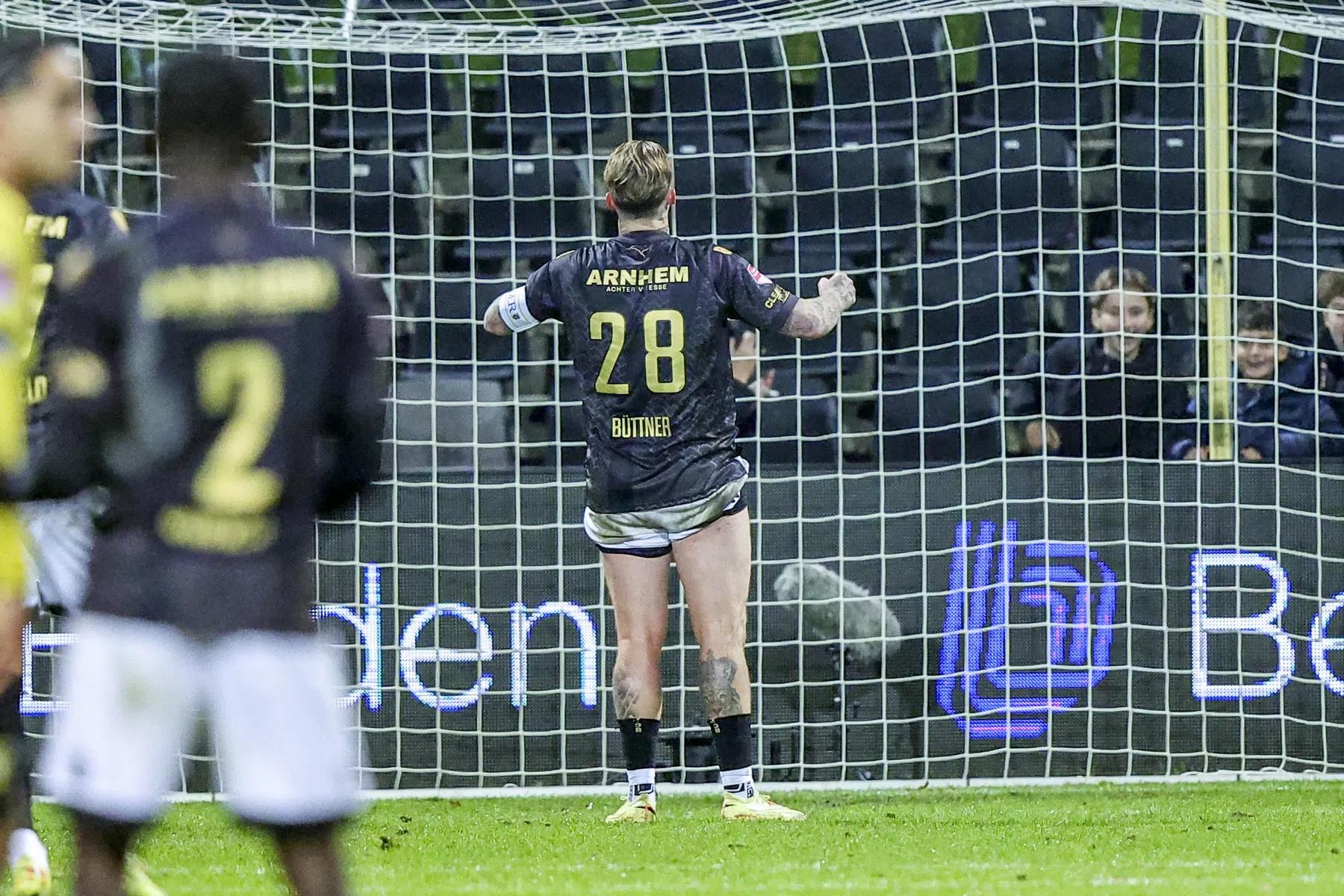 Büttner schiet in de lach na gemiste strafschop: 'Een fan heeft de bal gevangen'