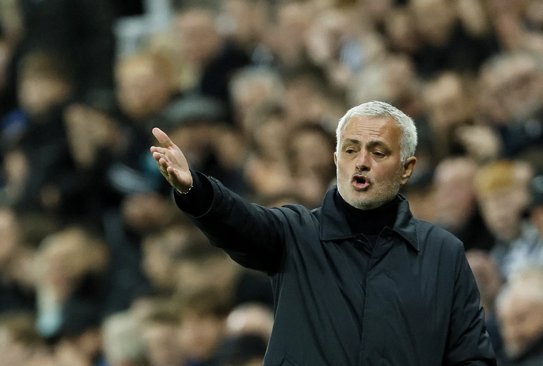 Mourinho en Benfica blijven in het spoor van Porto na zege op Vitoria Guimaraes
