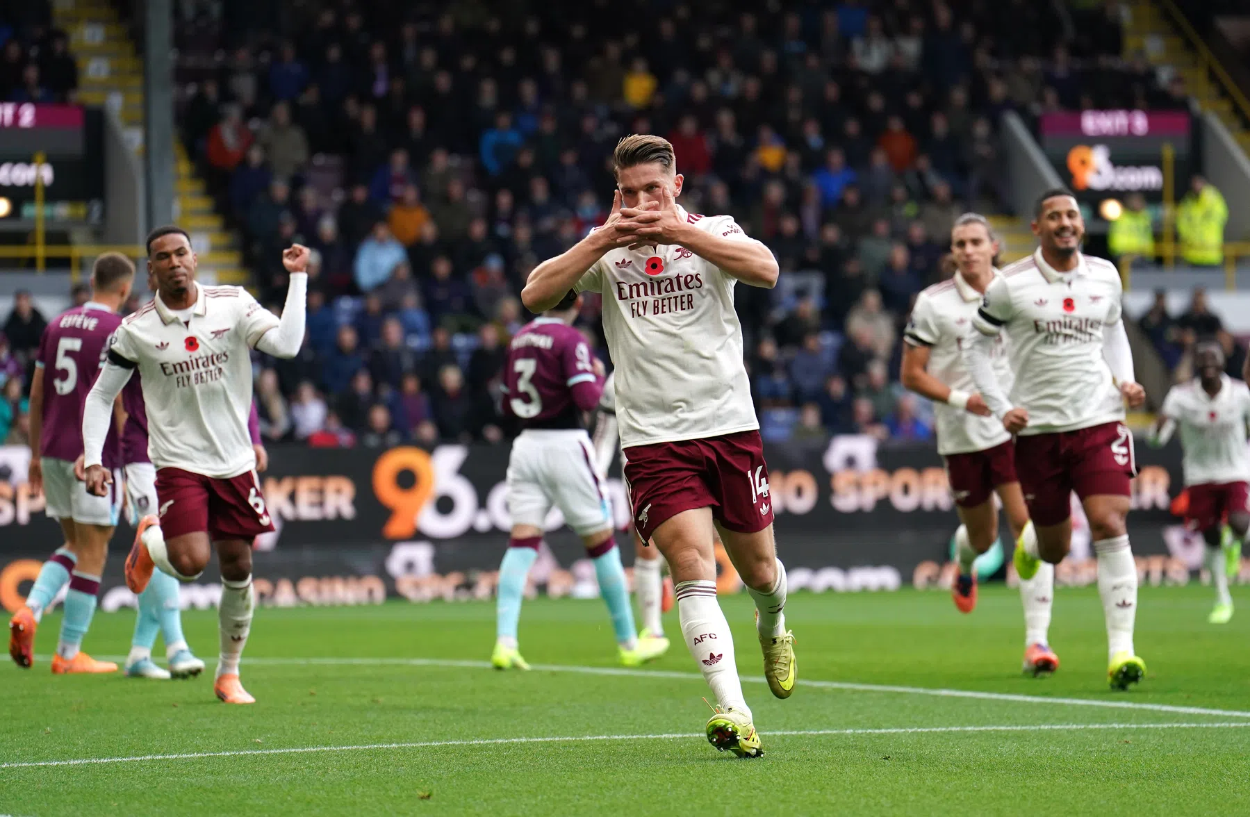 Arsenal trotseert ook Turf Moor en houdt koppositie stevig in handen