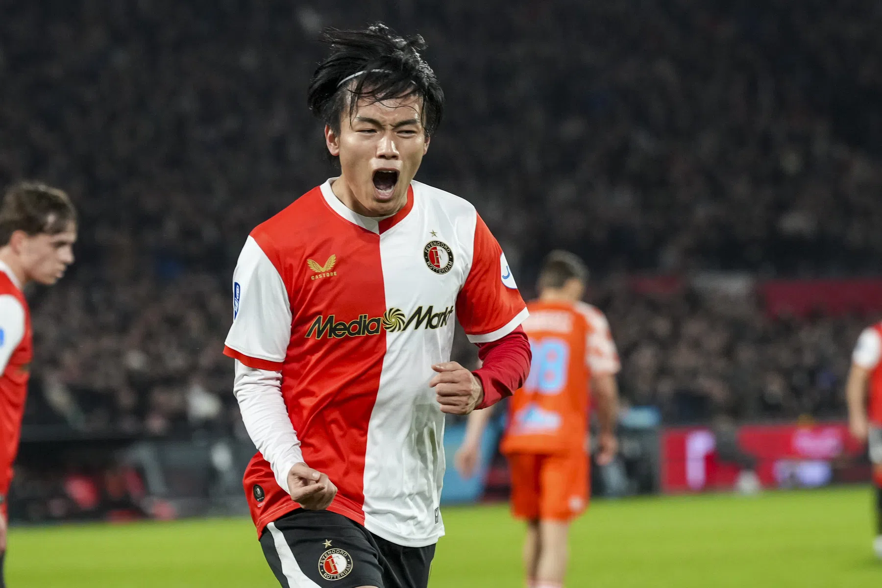 Feyenoord herovert koppositie na dubbelslag Ueda op moeizame avond